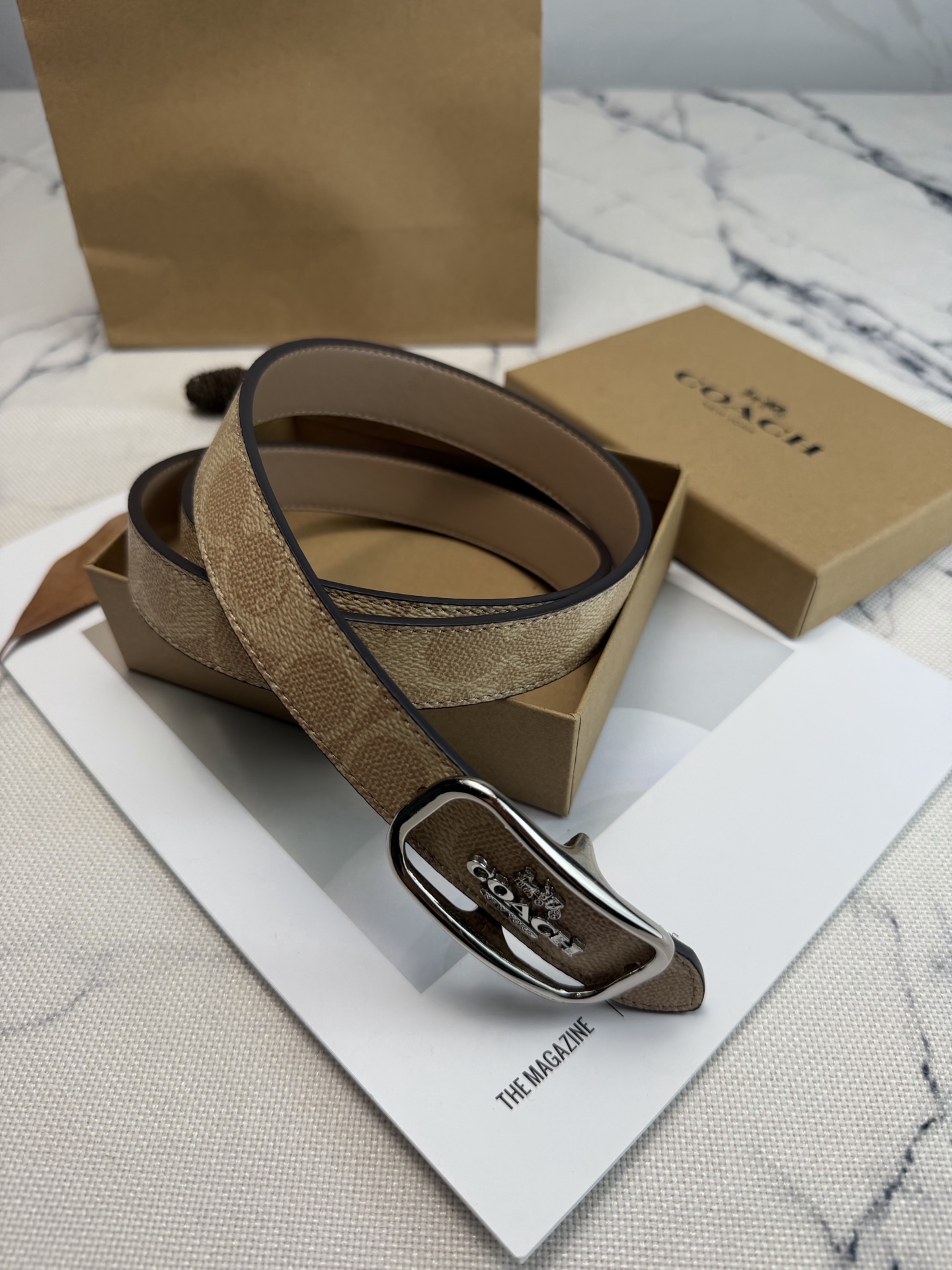 Coach ～Coach Morgan系列女士皮带 CE971 奶茶色老花帆布+金属方扣 简约 风满分