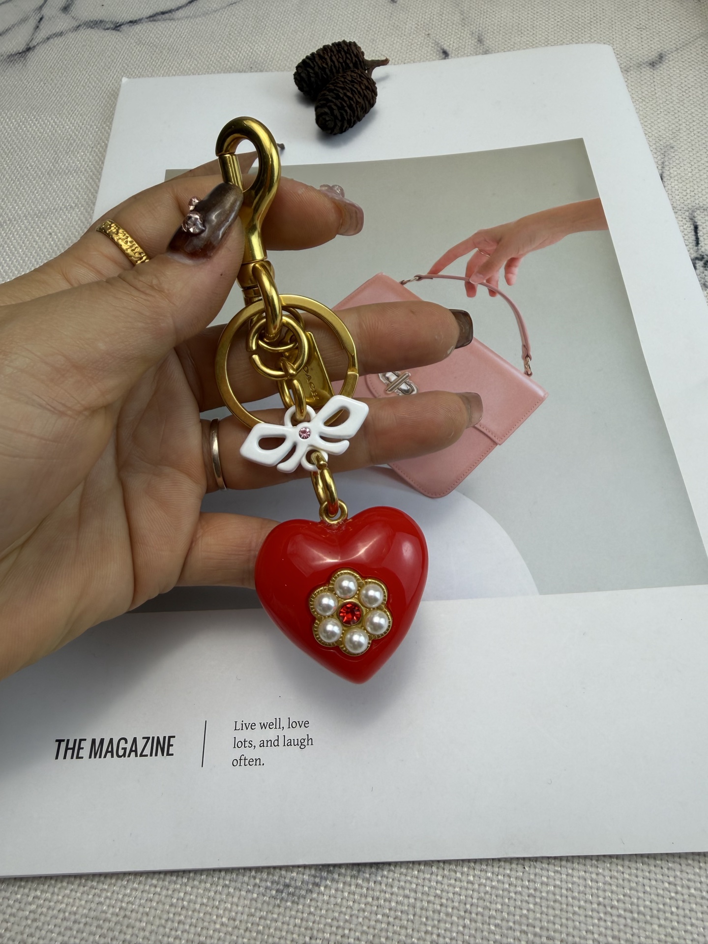 Coach Coach蔻驰爱心系列挂饰 红色爱心搭配金属凯旋Logo 中央点缀红色宝石 周围镶嵌仿珍珠