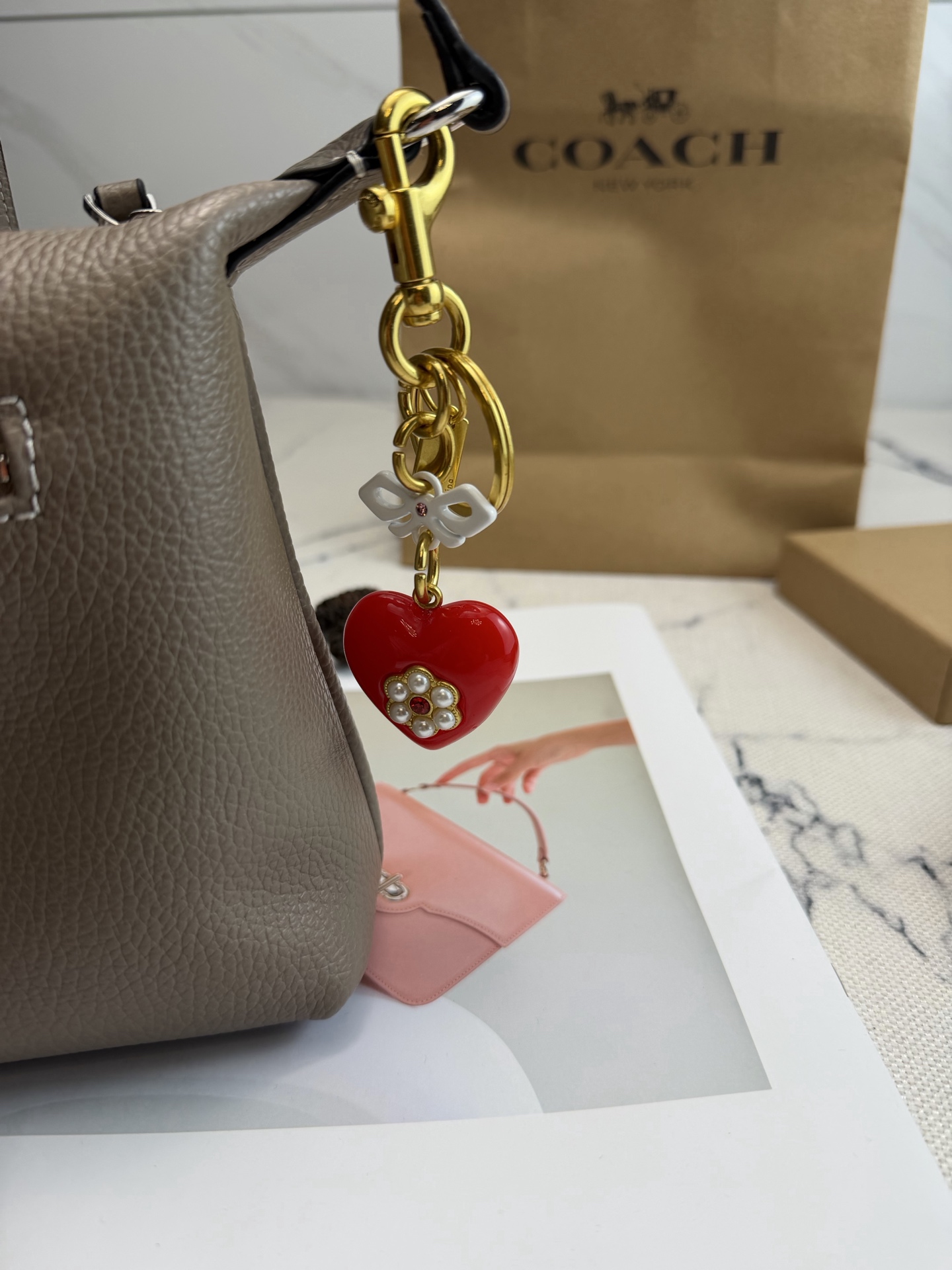 Coach Coach蔻驰爱心系列挂饰 红色爱心搭配金属凯旋Logo 中央点缀红色宝石 周围镶嵌仿珍珠