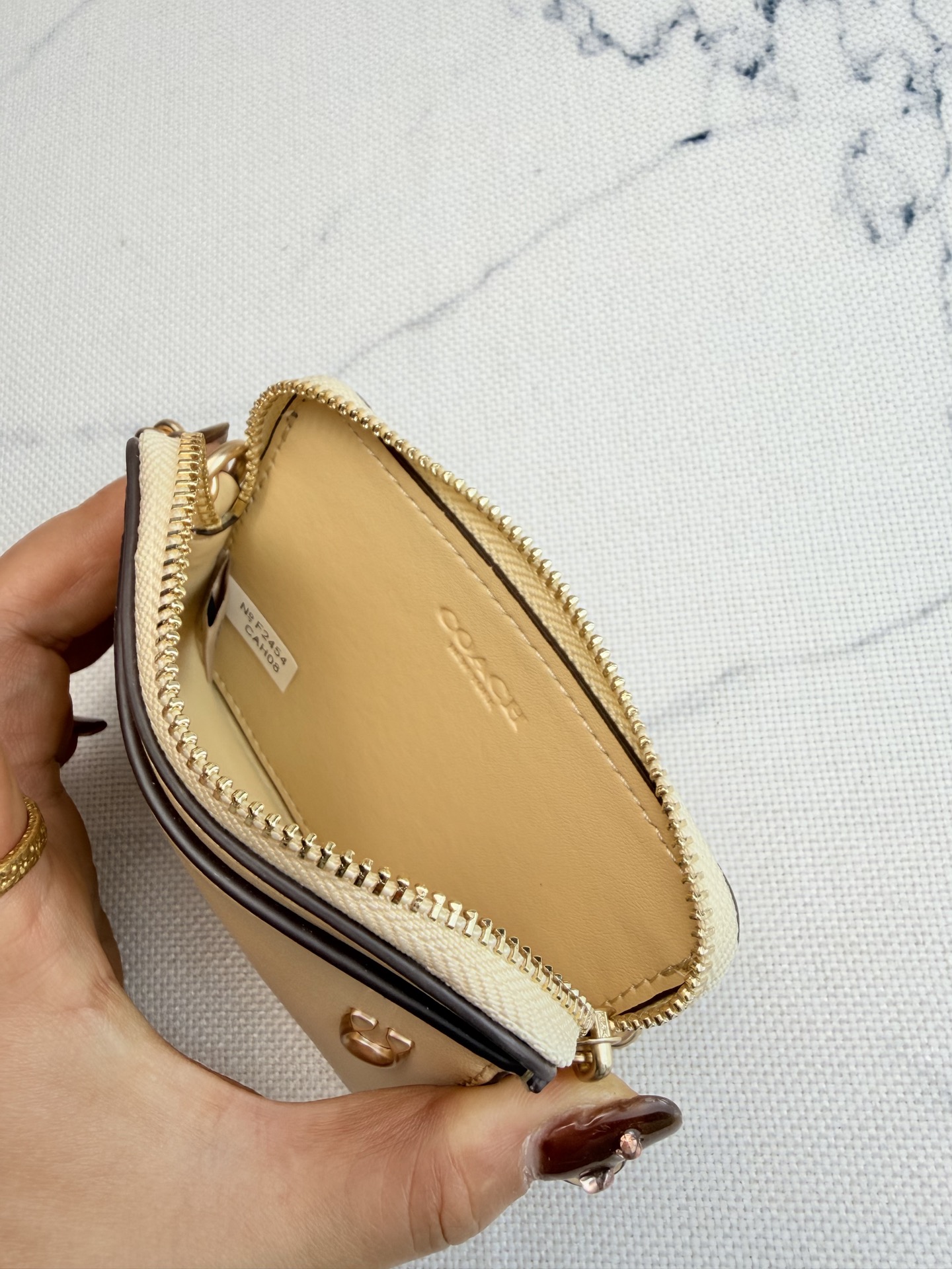 Coach Coach链条卡包CAH08黄铜拼月光色皮革+金属链条