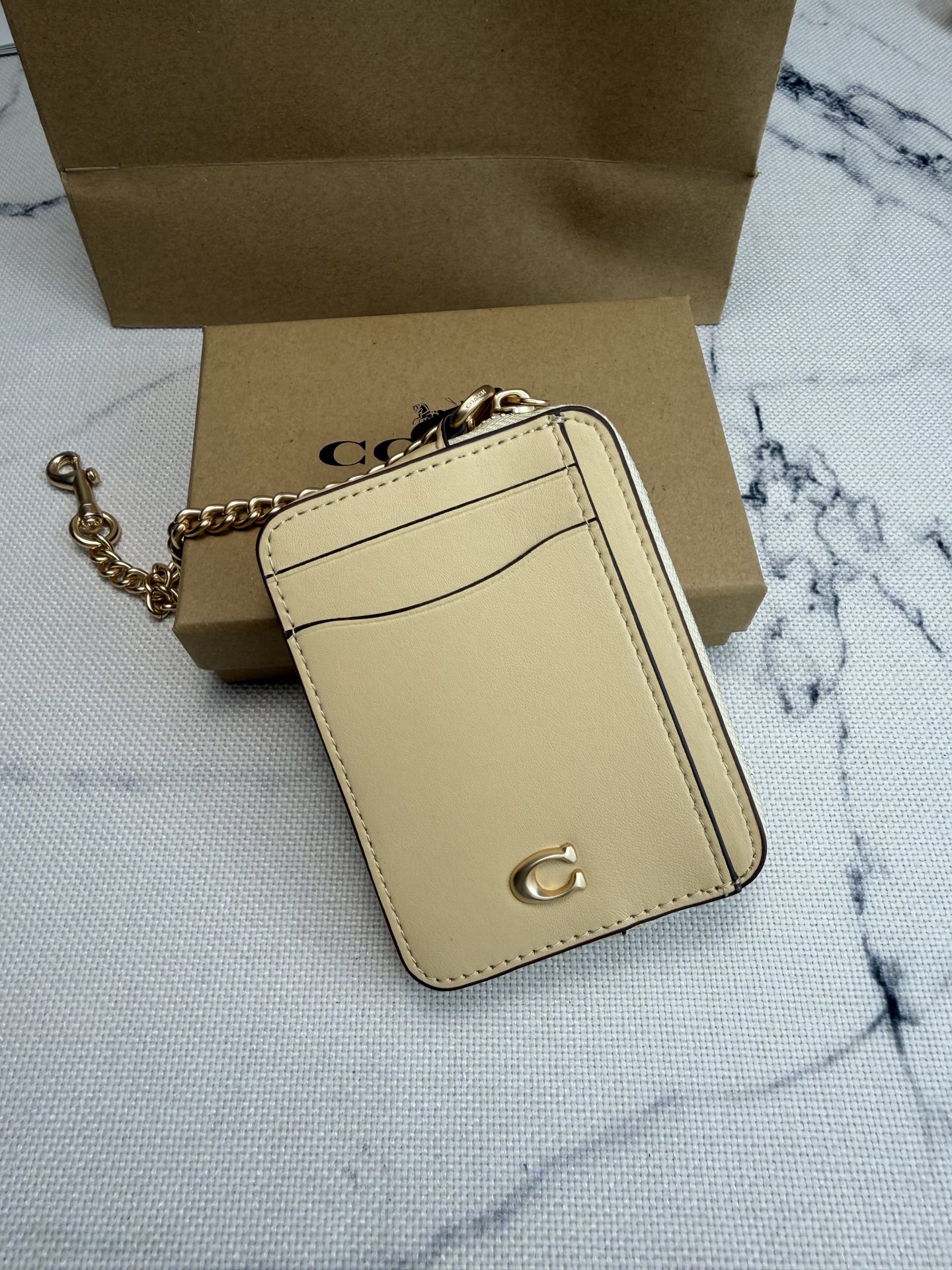 Coach Coach链条卡包CAH08黄铜拼月光色皮革+金属链条