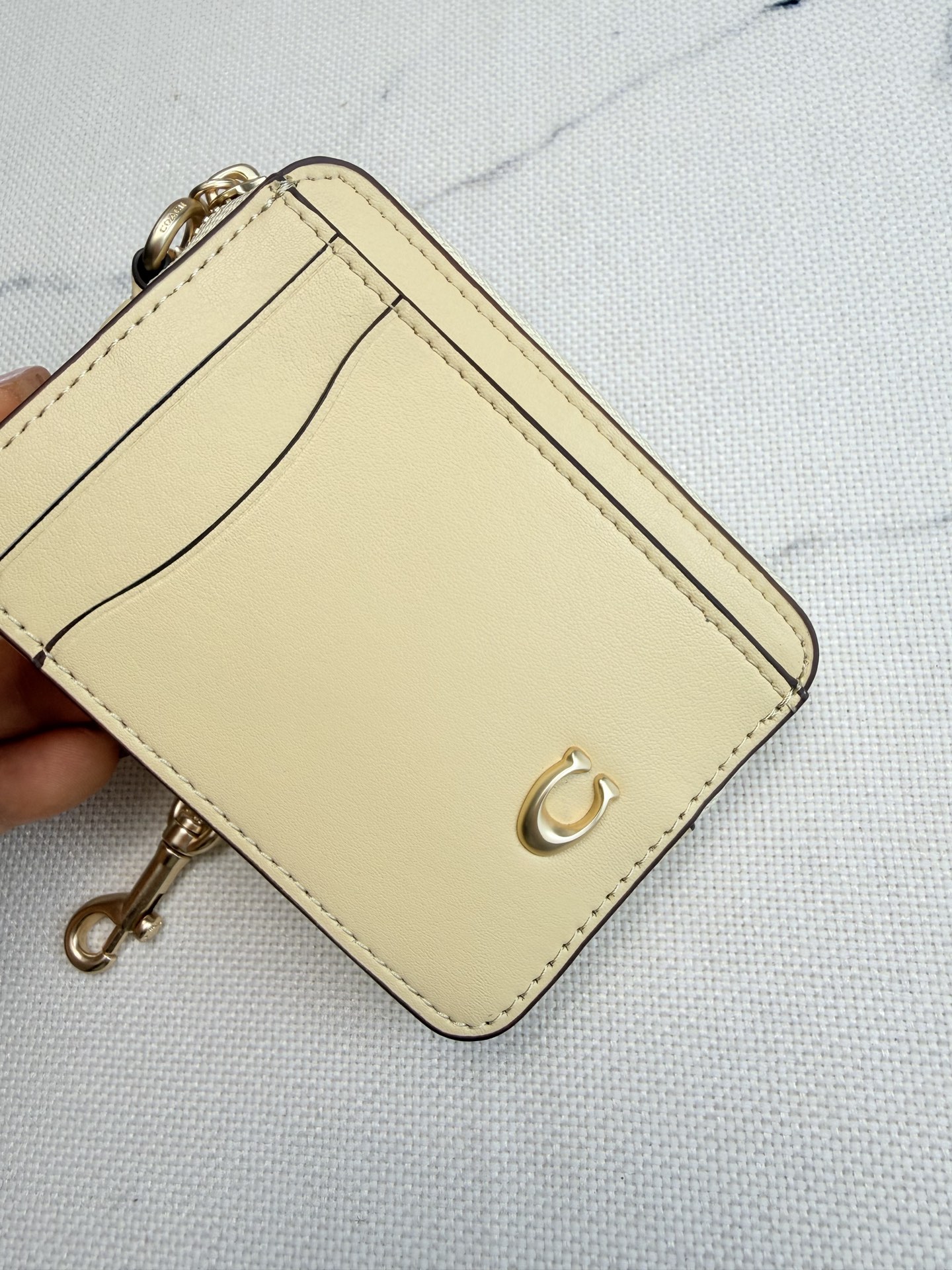 Coach Coach链条卡包CAH08黄铜拼月光色皮革+金属链条