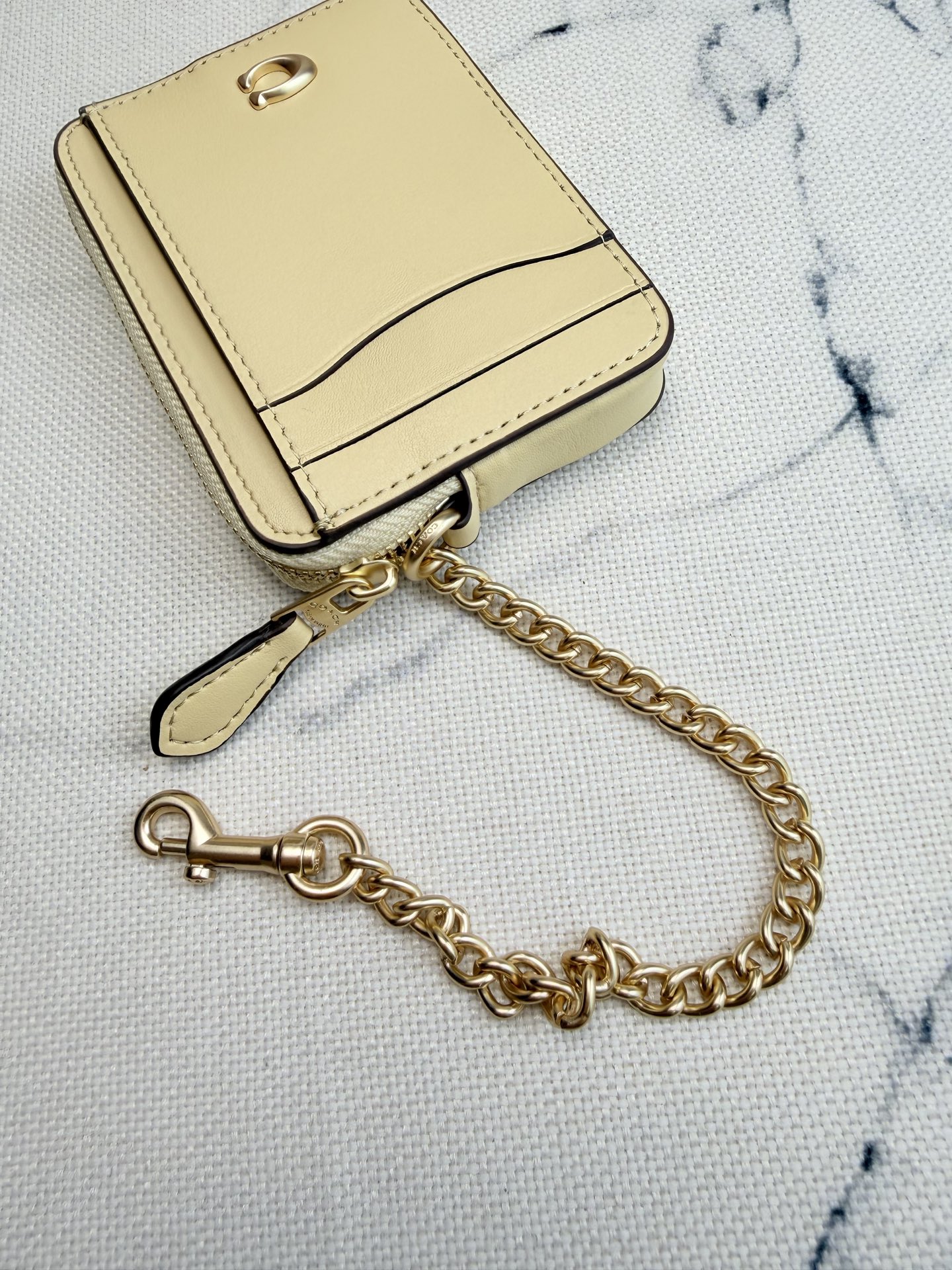 Coach Coach链条卡包CAH08黄铜拼月光色皮革+金属链条