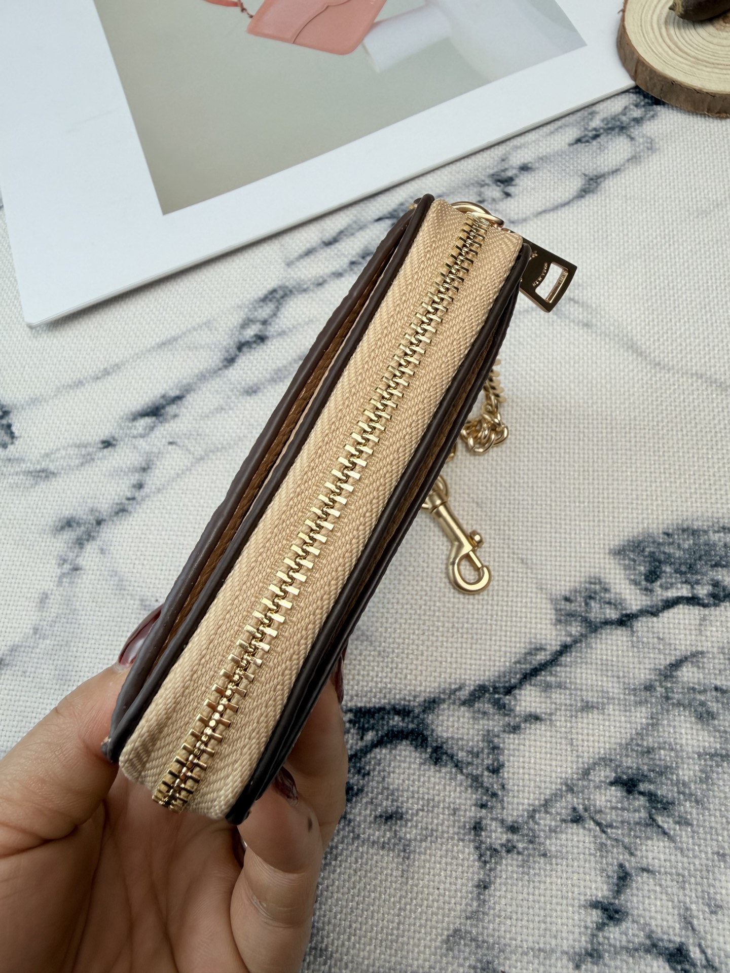 Coach Coach卡其色链条卡包款号CCS83采用鹅卵石压印花纹牛皮