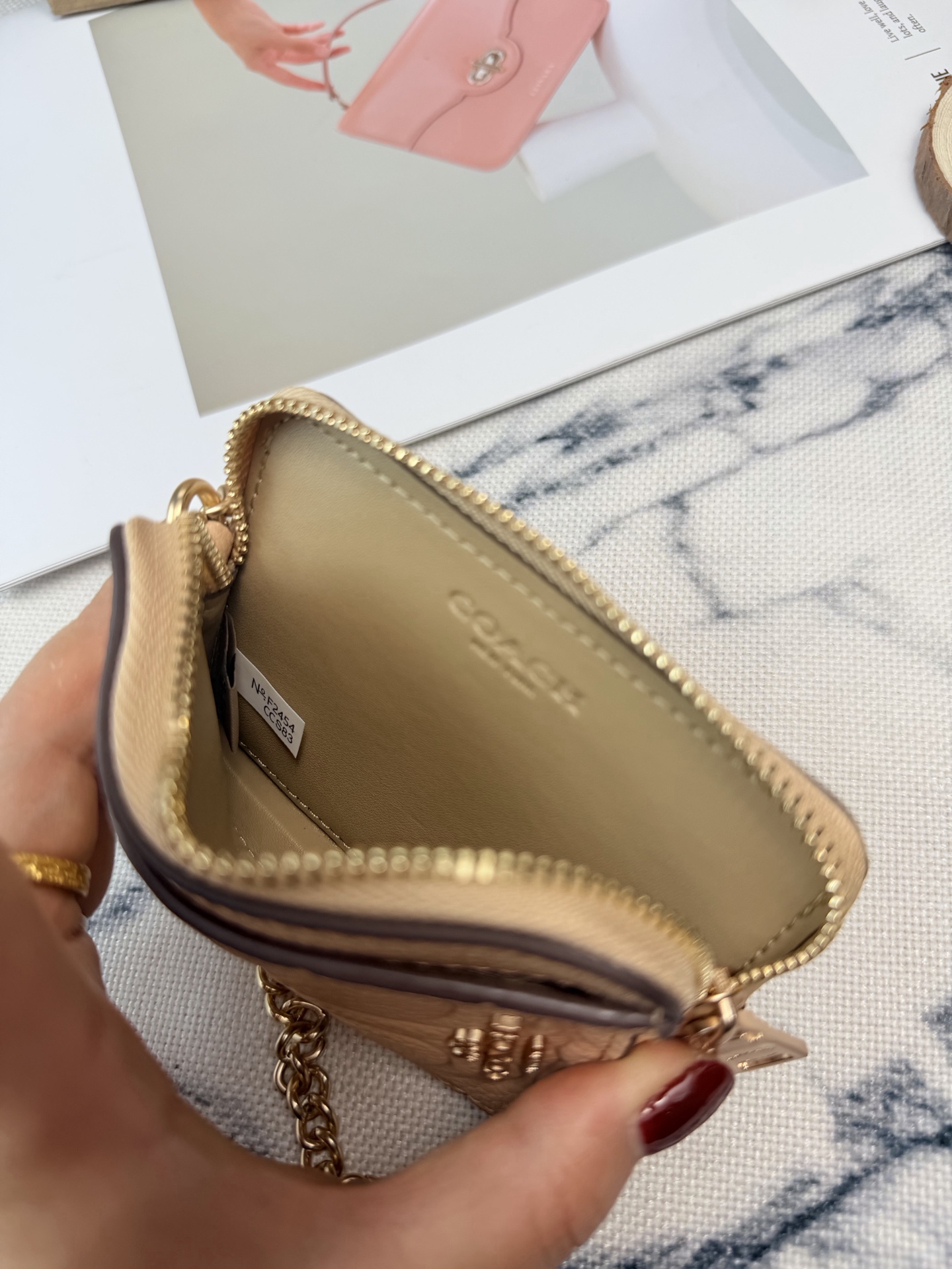 Coach Coach卡其色链条卡包款号CCS83采用鹅卵石压印花纹牛皮