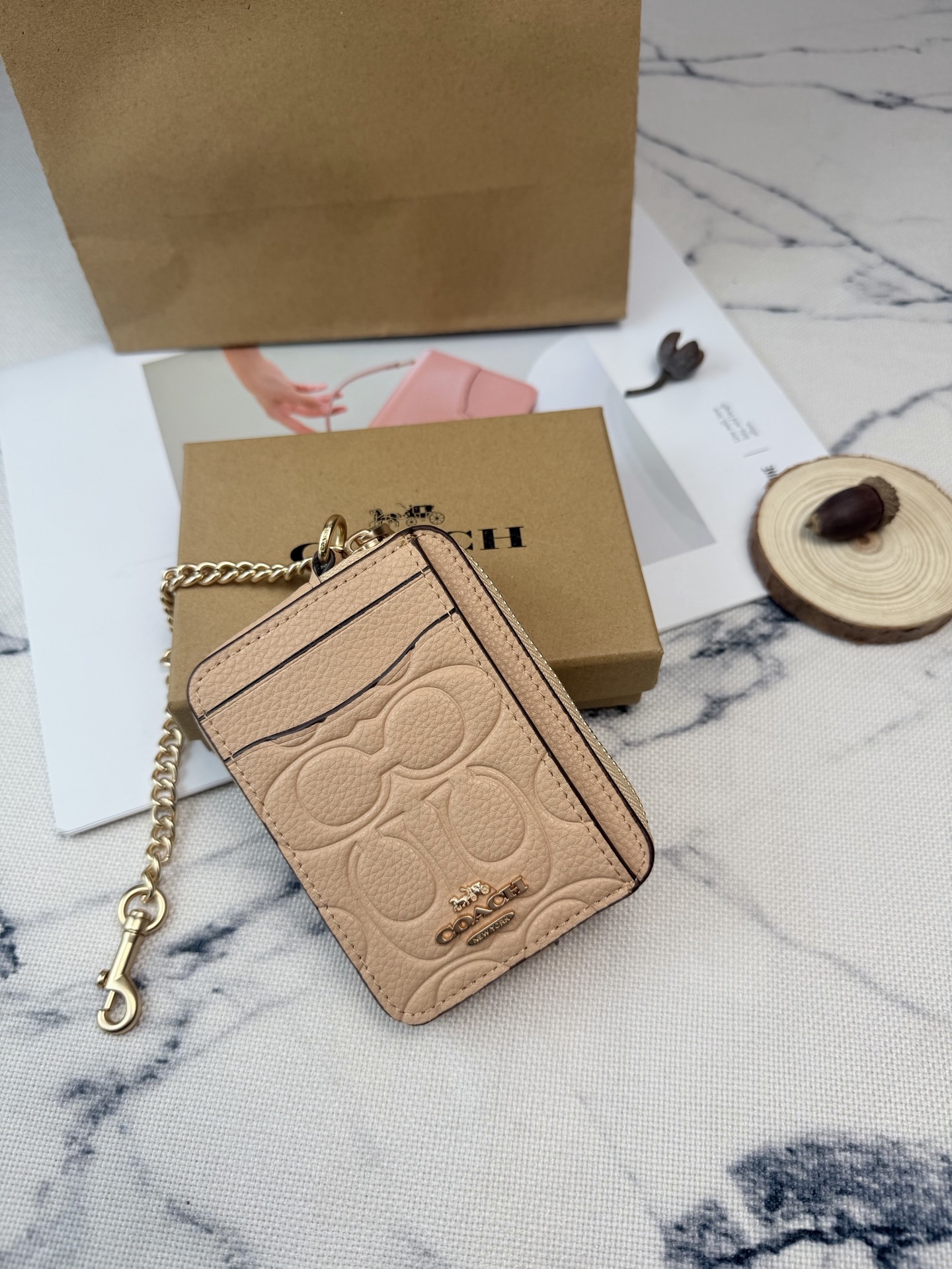 Coach Coach卡其色链条卡包款号CCS83采用鹅卵石压印花纹牛皮