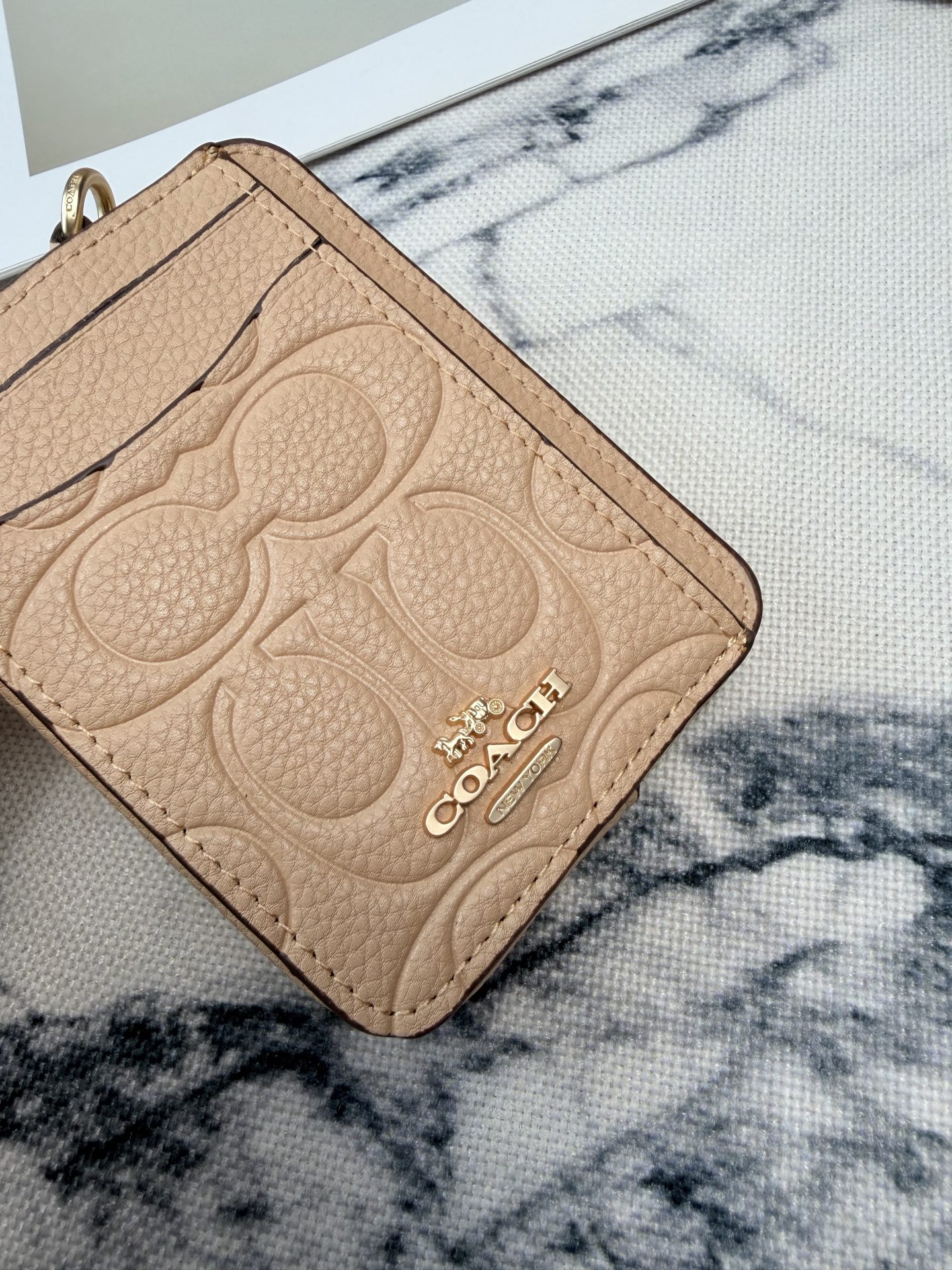 Coach Coach卡其色链条卡包款号CCS83采用鹅卵石压印花纹牛皮