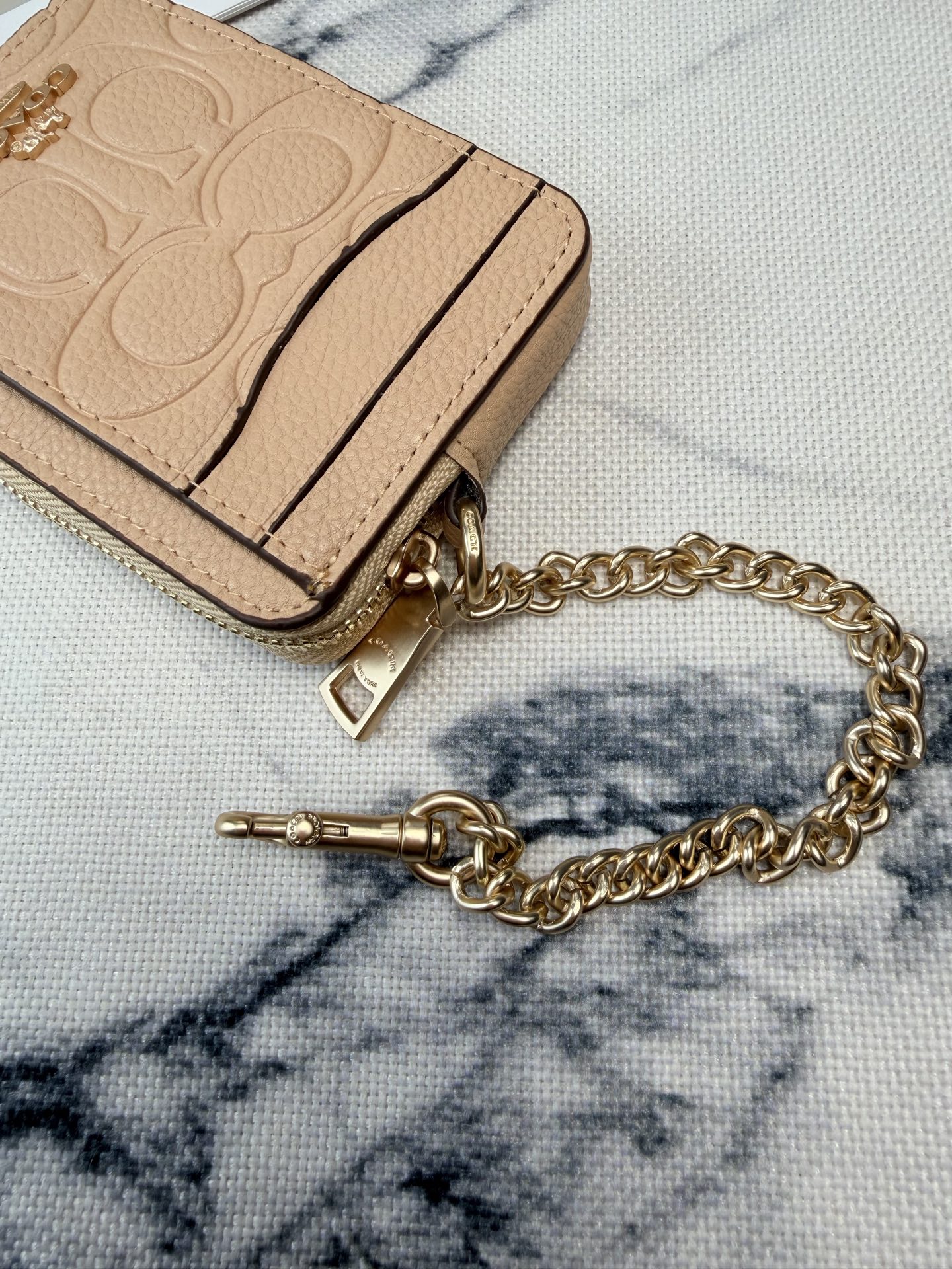 Coach Coach卡其色链条卡包款号CCS83采用鹅卵石压印花纹牛皮