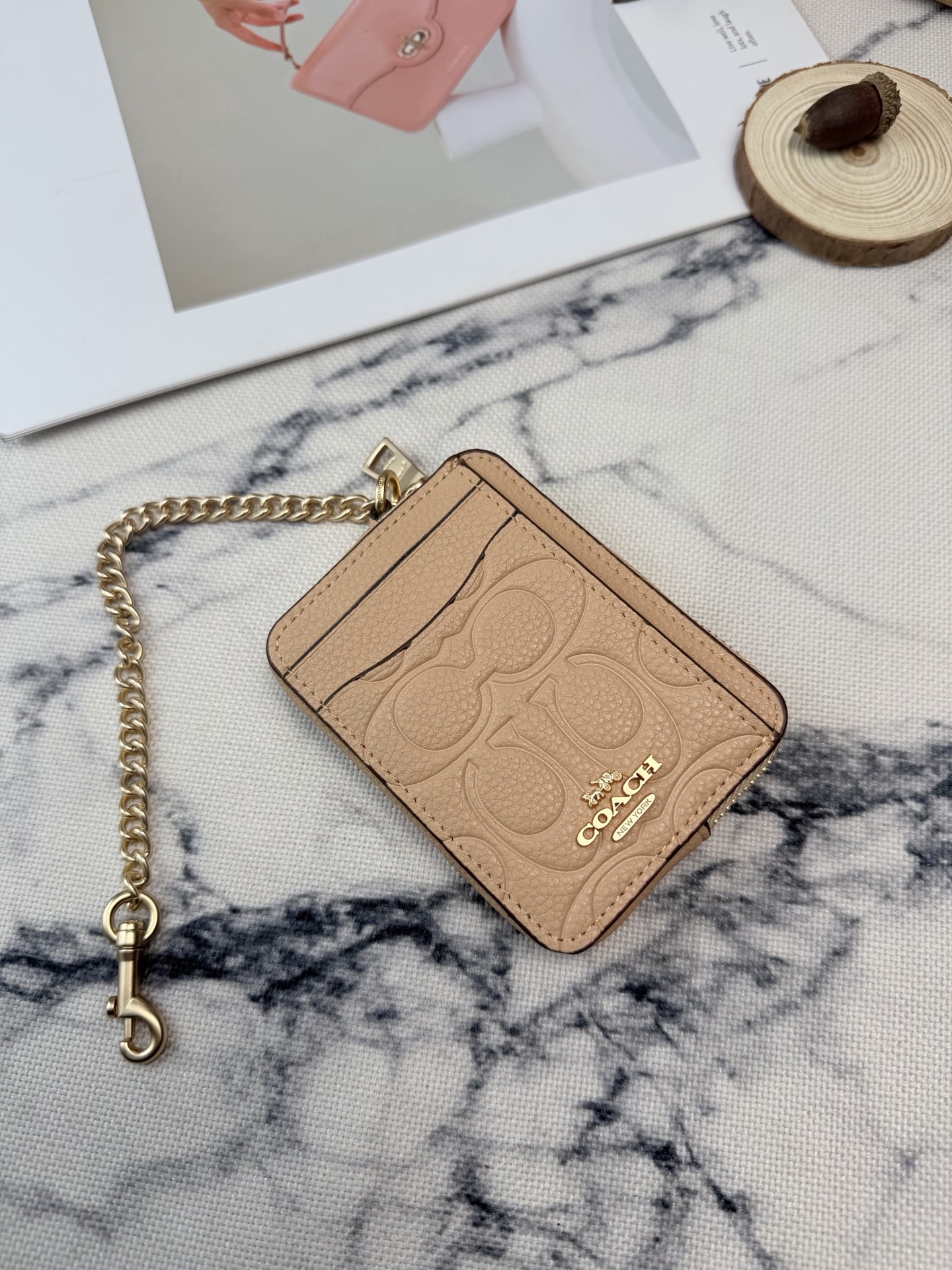 Coach Coach卡其色链条卡包款号CCS83采用鹅卵石压印花纹牛皮