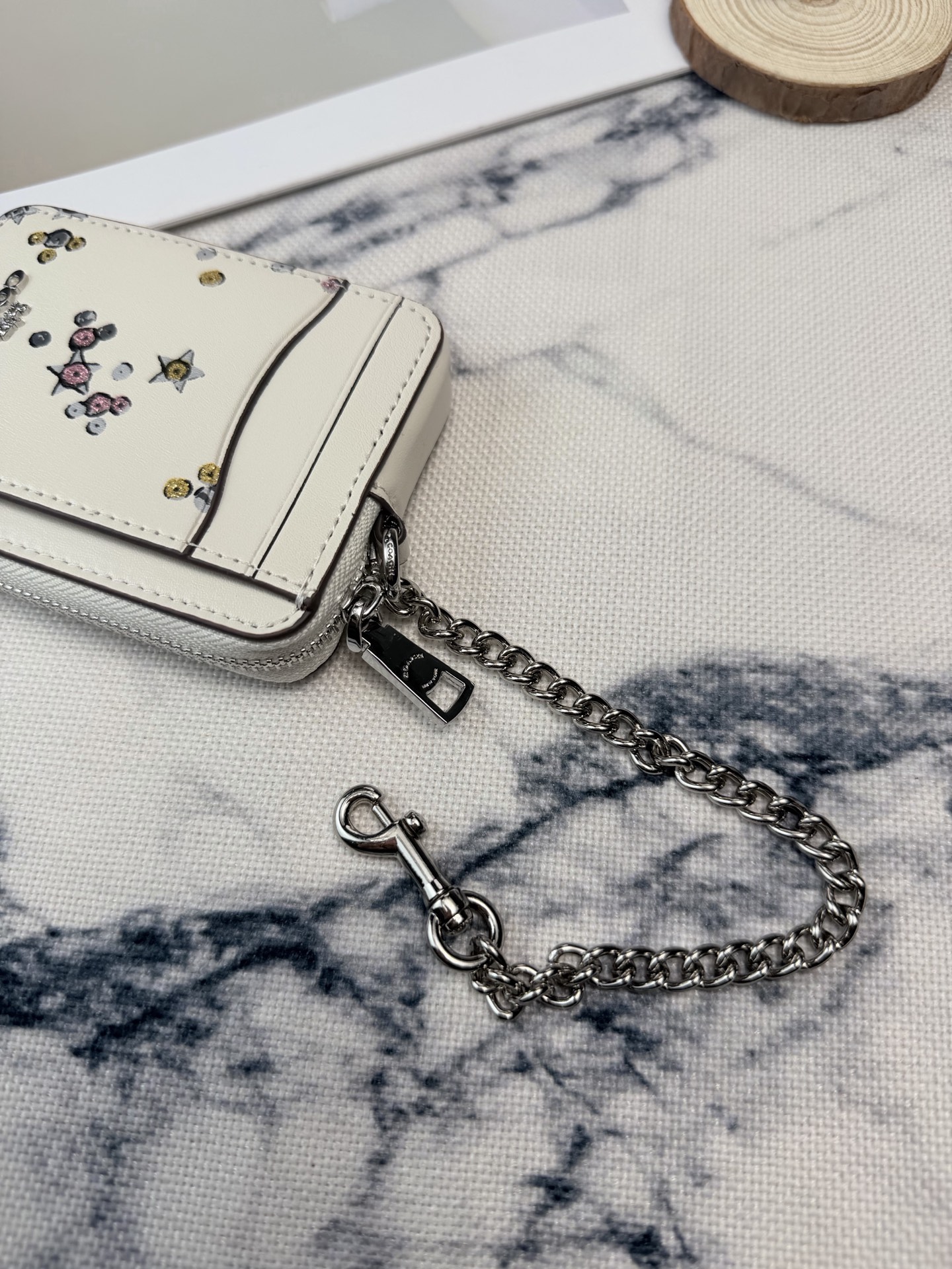 Coach Coach这款星星 闪亮多元素卡包 CC026采用优质皮革 米白色搭配彩色闪片和星星图案