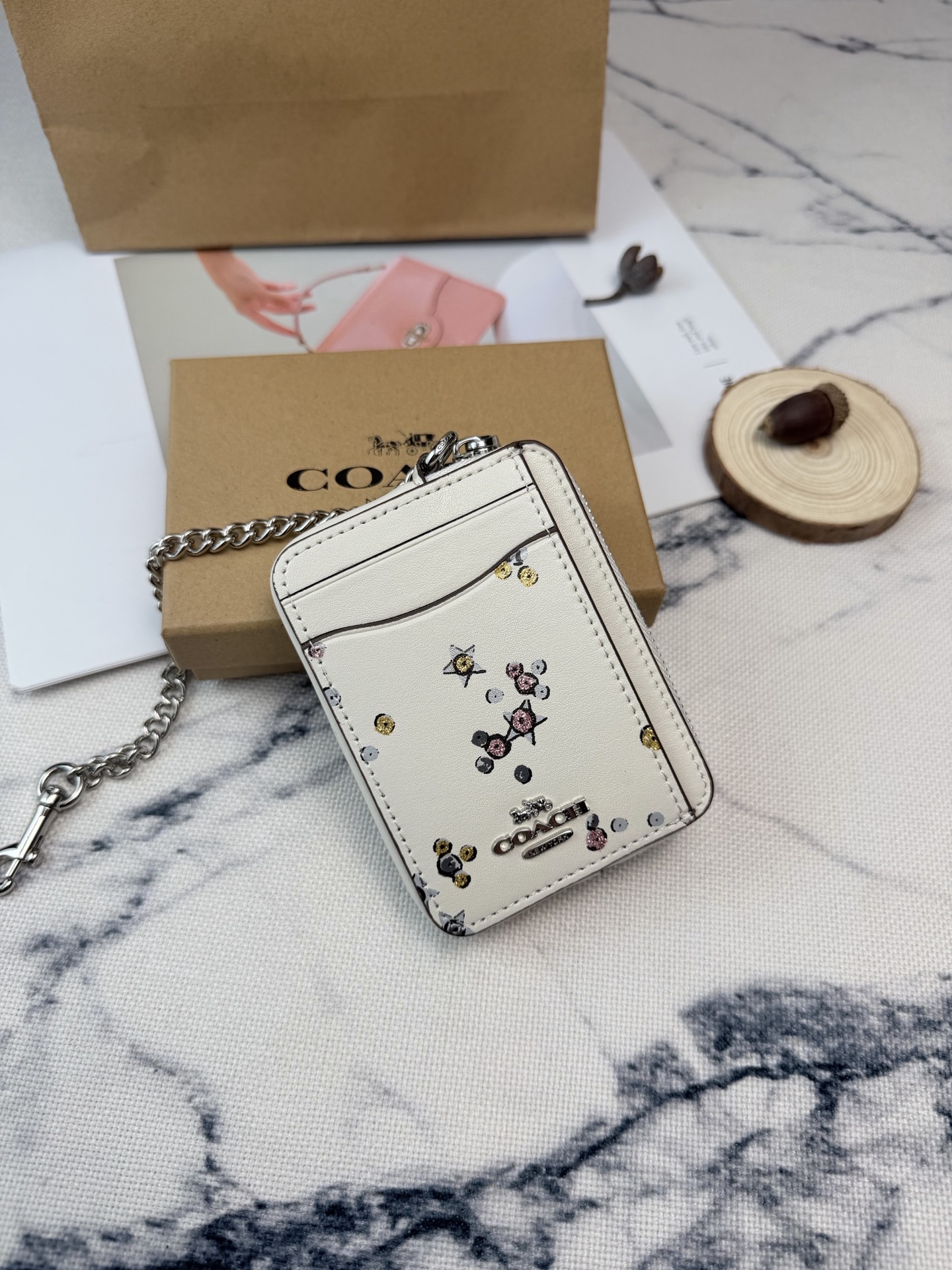 Coach Coach这款星星 闪亮多元素卡包 CC026采用优质皮革 米白色搭配彩色闪片和星星图案