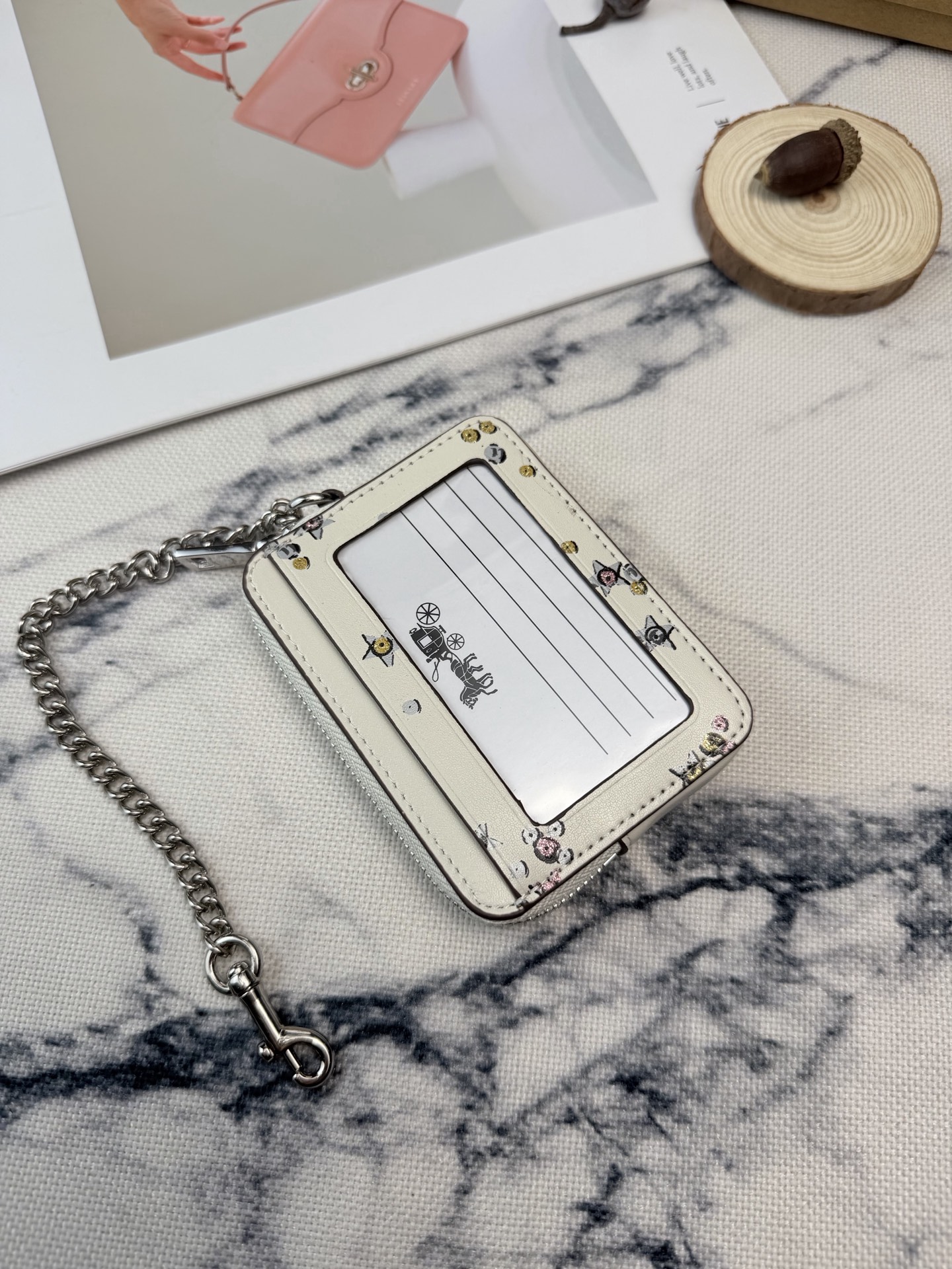 Coach Coach这款星星 闪亮多元素卡包 CC026采用优质皮革 米白色搭配彩色闪片和星星图案