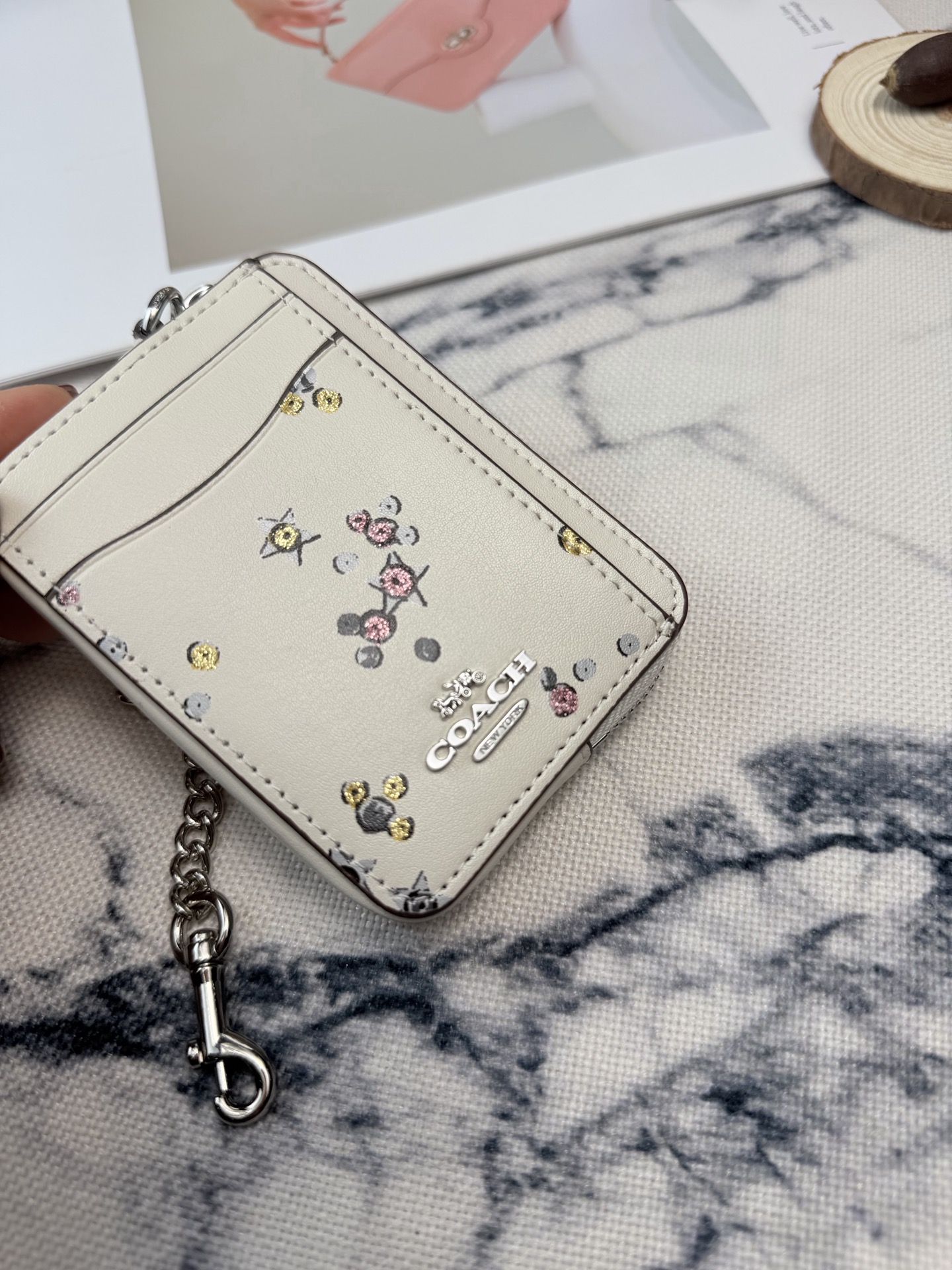 Coach Coach这款星星 闪亮多元素卡包 CC026采用优质皮革 米白色搭配彩色闪片和星星图案