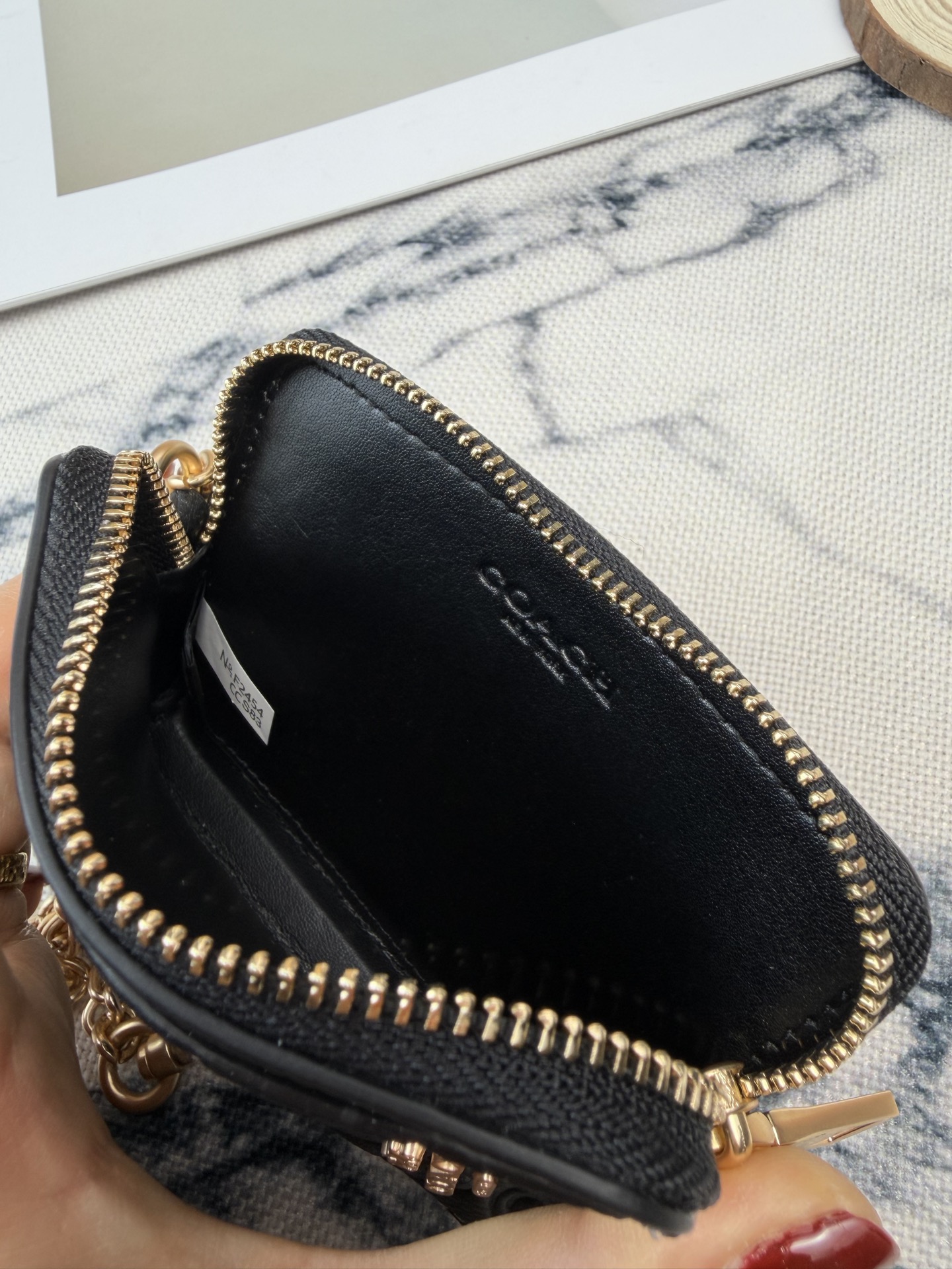 Coach Coach黑色链条卡包款号CCS83采用鹅卵石压印花纹牛皮 质感细腻耐用 正面C字Logo+金属铭牌
