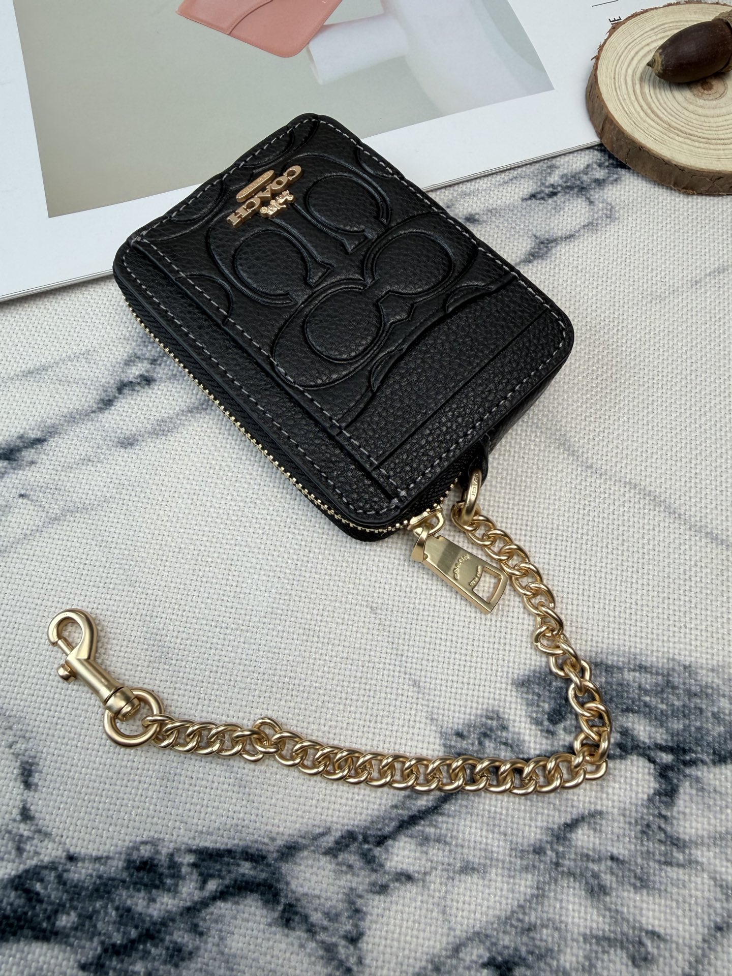 Coach Coach黑色链条卡包款号CCS83采用鹅卵石压印花纹牛皮 质感细腻耐用 正面C字Logo+金属铭牌