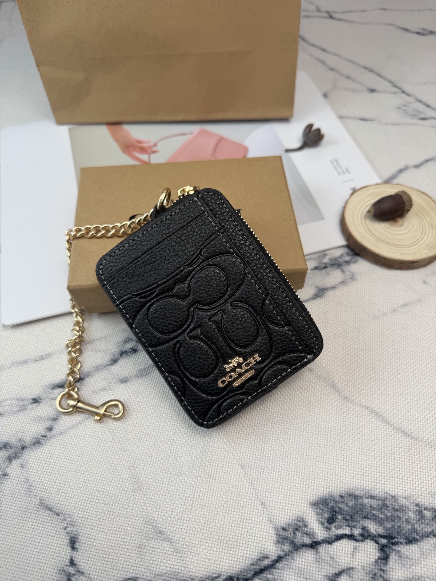 Coach Coach黑色链条卡包款号CCS83采用鹅卵石压印花纹牛皮 质感细腻耐用 正面C字Logo+金属铭牌