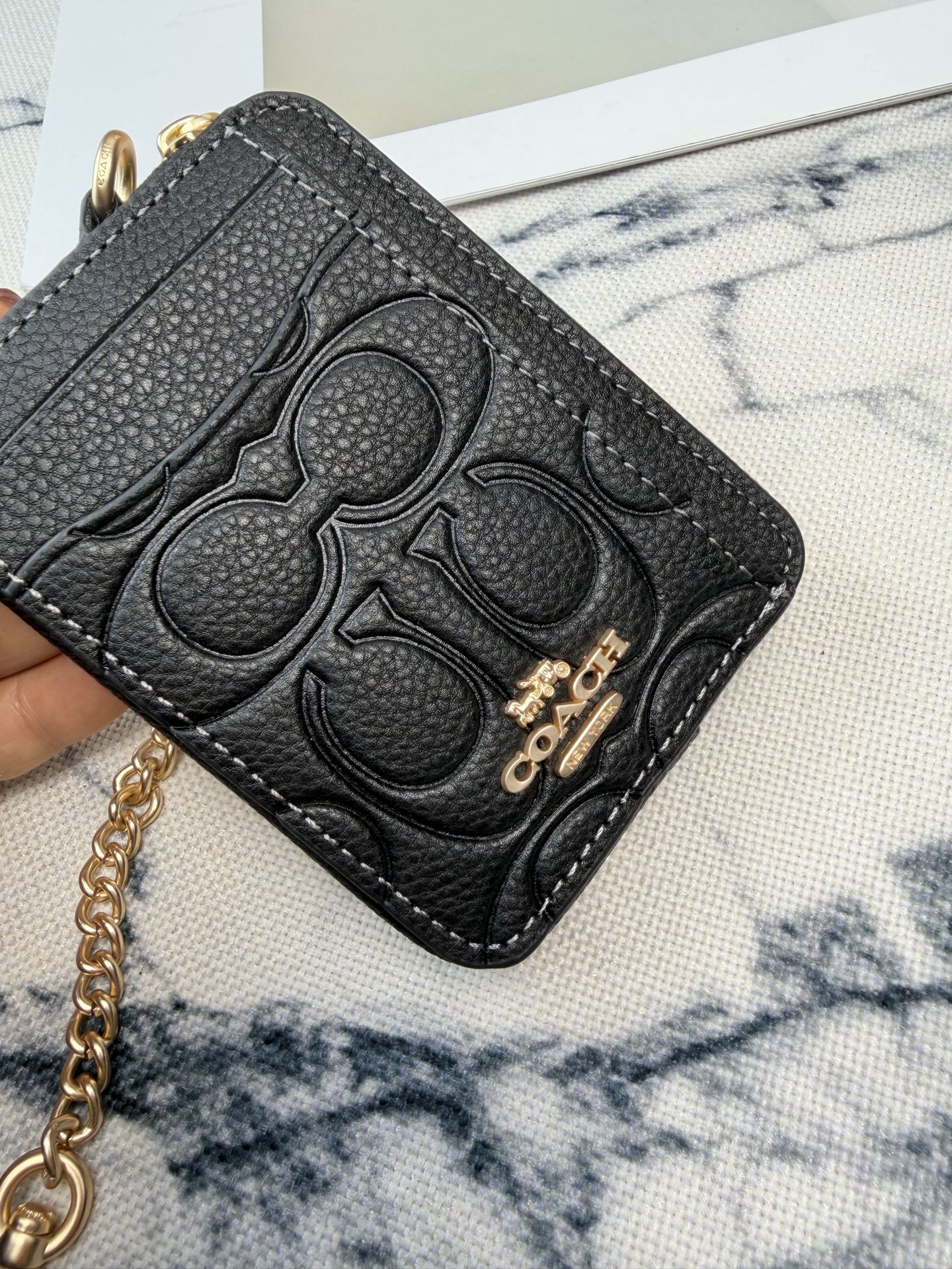 Coach Coach黑色链条卡包款号CCS83采用鹅卵石压印花纹牛皮 质感细腻耐用 正面C字Logo+金属铭牌