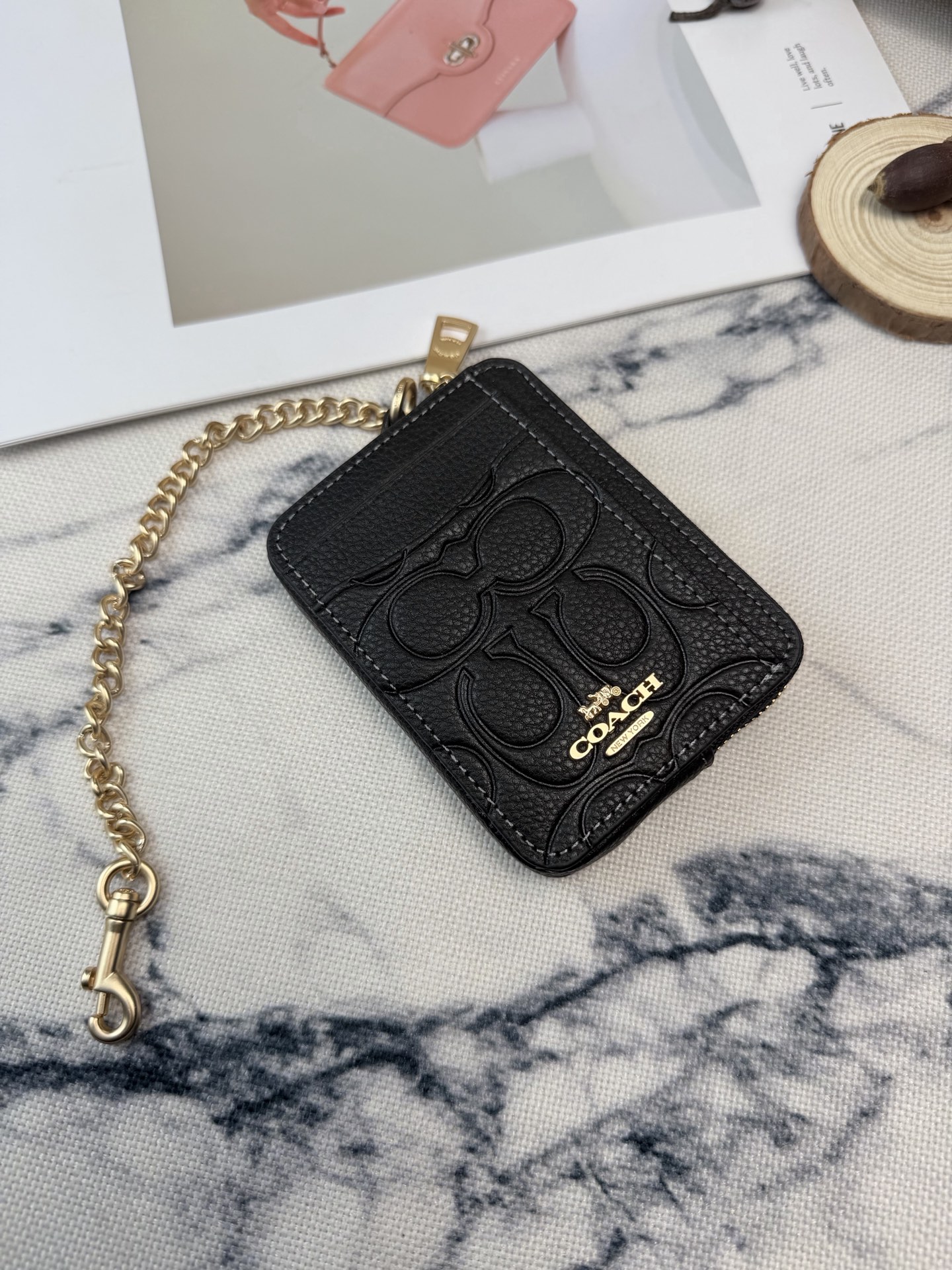 Coach Coach黑色链条卡包款号CCS83采用鹅卵石压印花纹牛皮 质感细腻耐用 正面C字Logo+金属铭牌