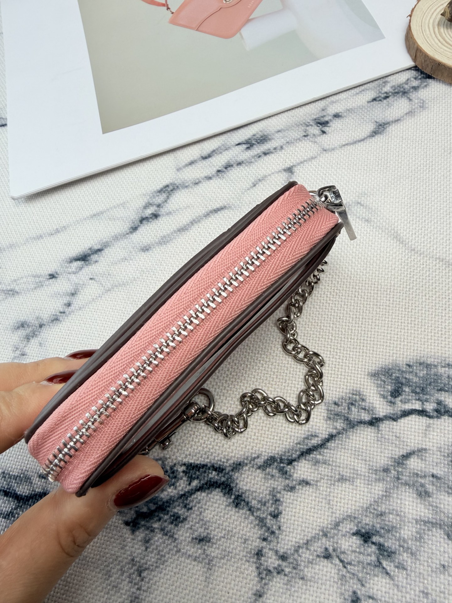 Coach 星星卡包CC026采用优质皮革 手感细腻耐用 正面有品牌标志和卡通印花超有趣又可爱