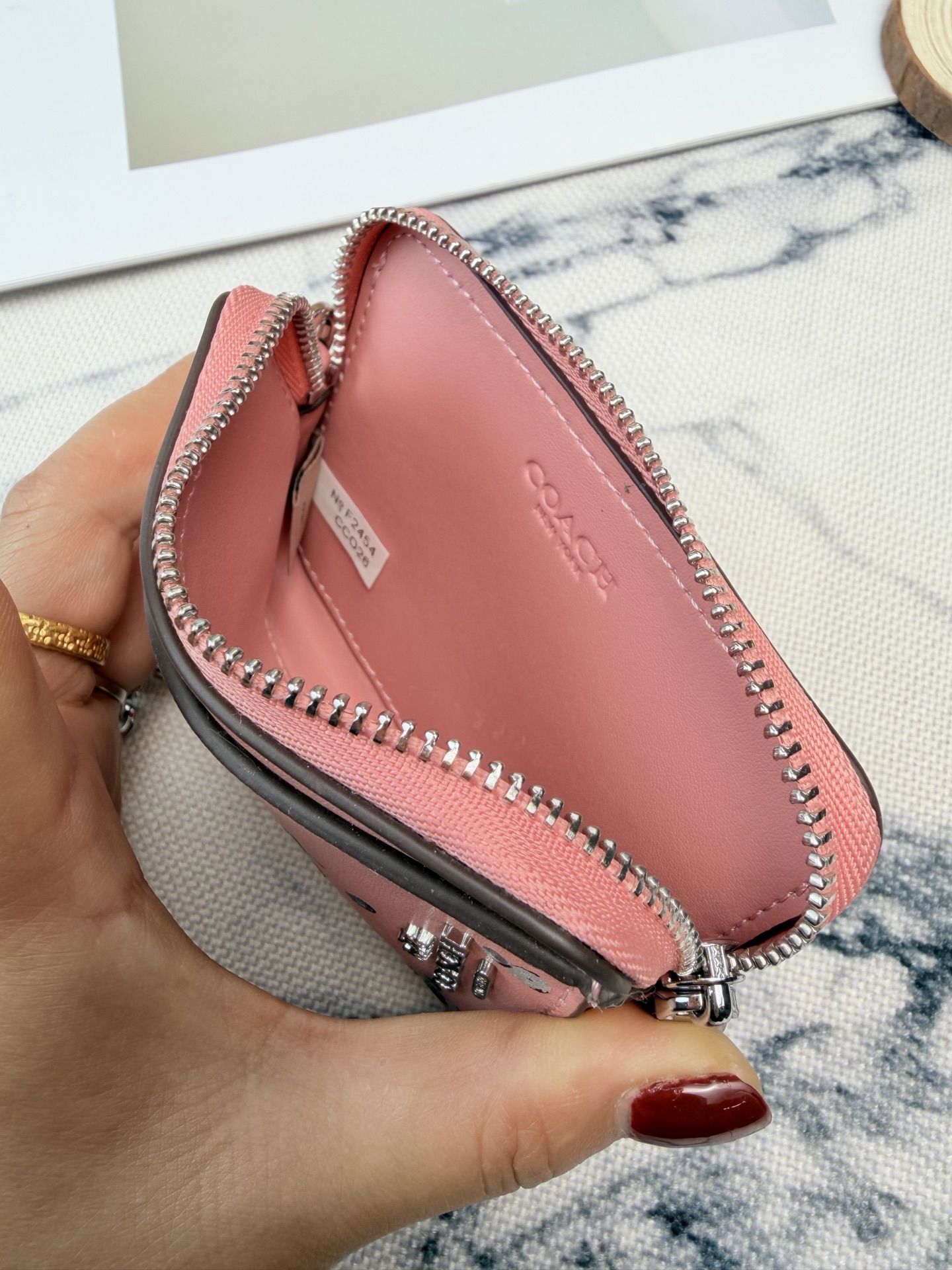 Coach 星星卡包CC026采用优质皮革 手感细腻耐用 正面有品牌标志和卡通印花超有趣又可爱