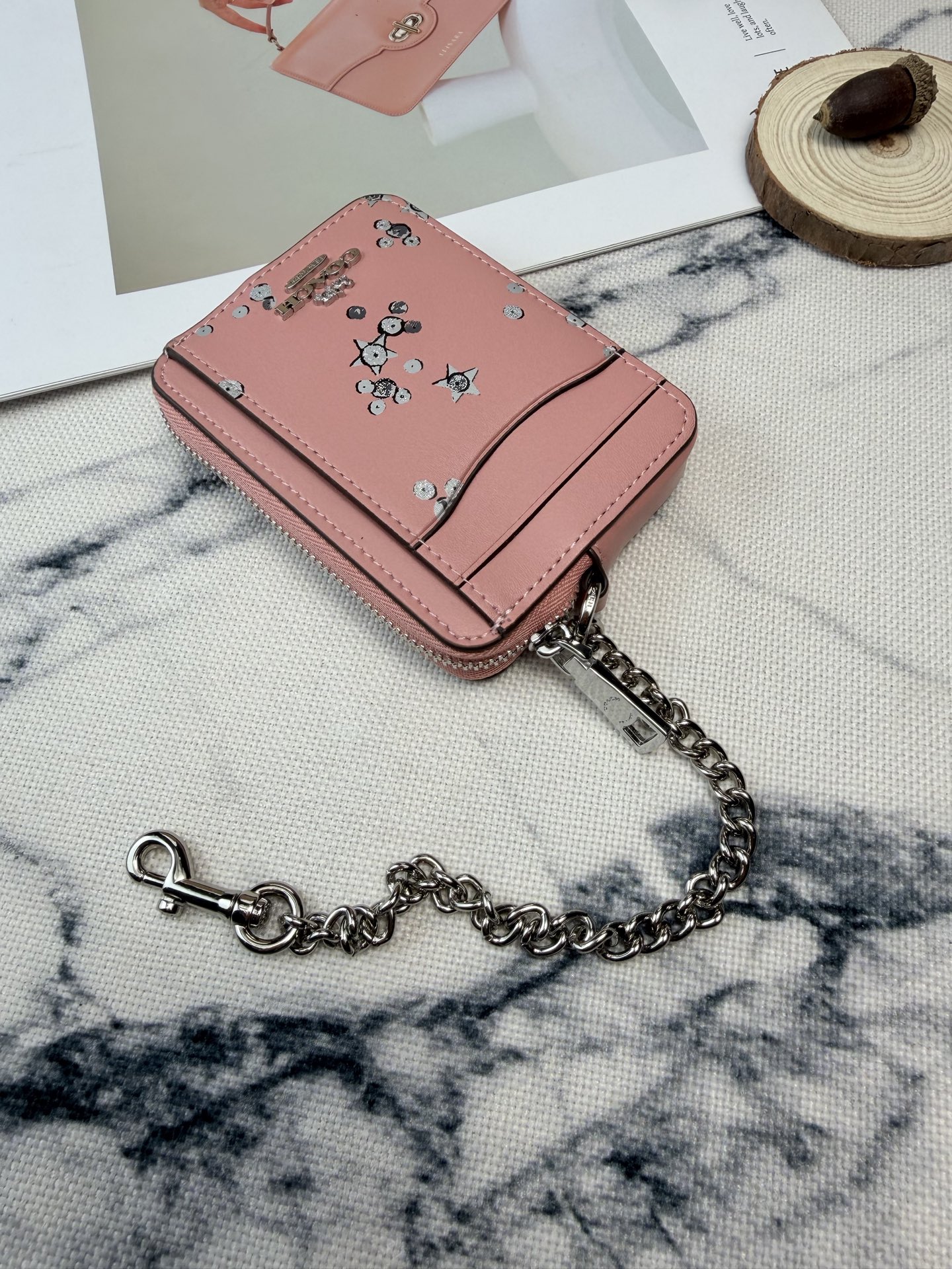 Coach 星星卡包CC026采用优质皮革 手感细腻耐用 正面有品牌标志和卡通印花超有趣又可爱