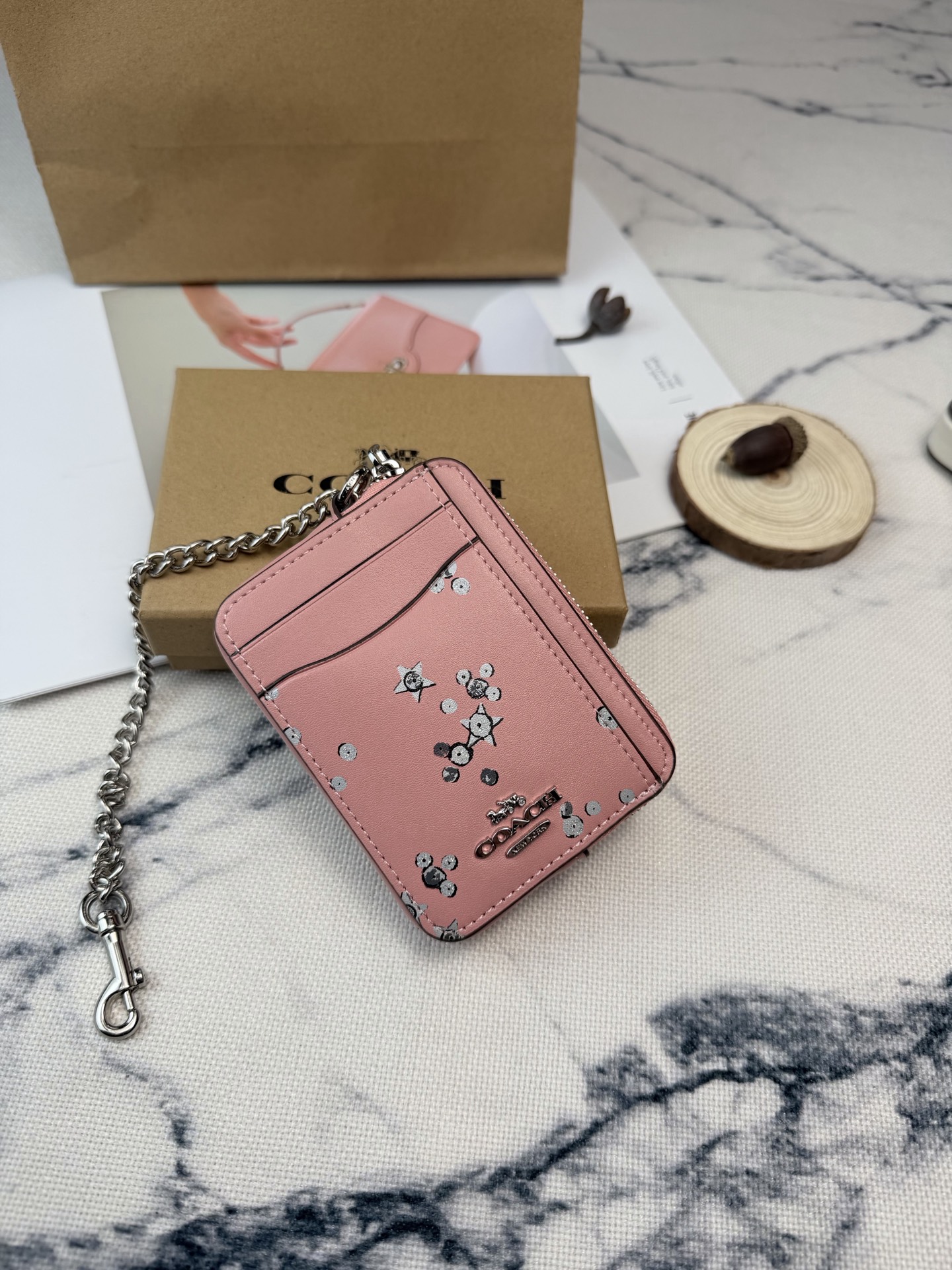 Coach 星星卡包CC026采用优质皮革 手感细腻耐用 正面有品牌标志和卡通印花超有趣又可爱