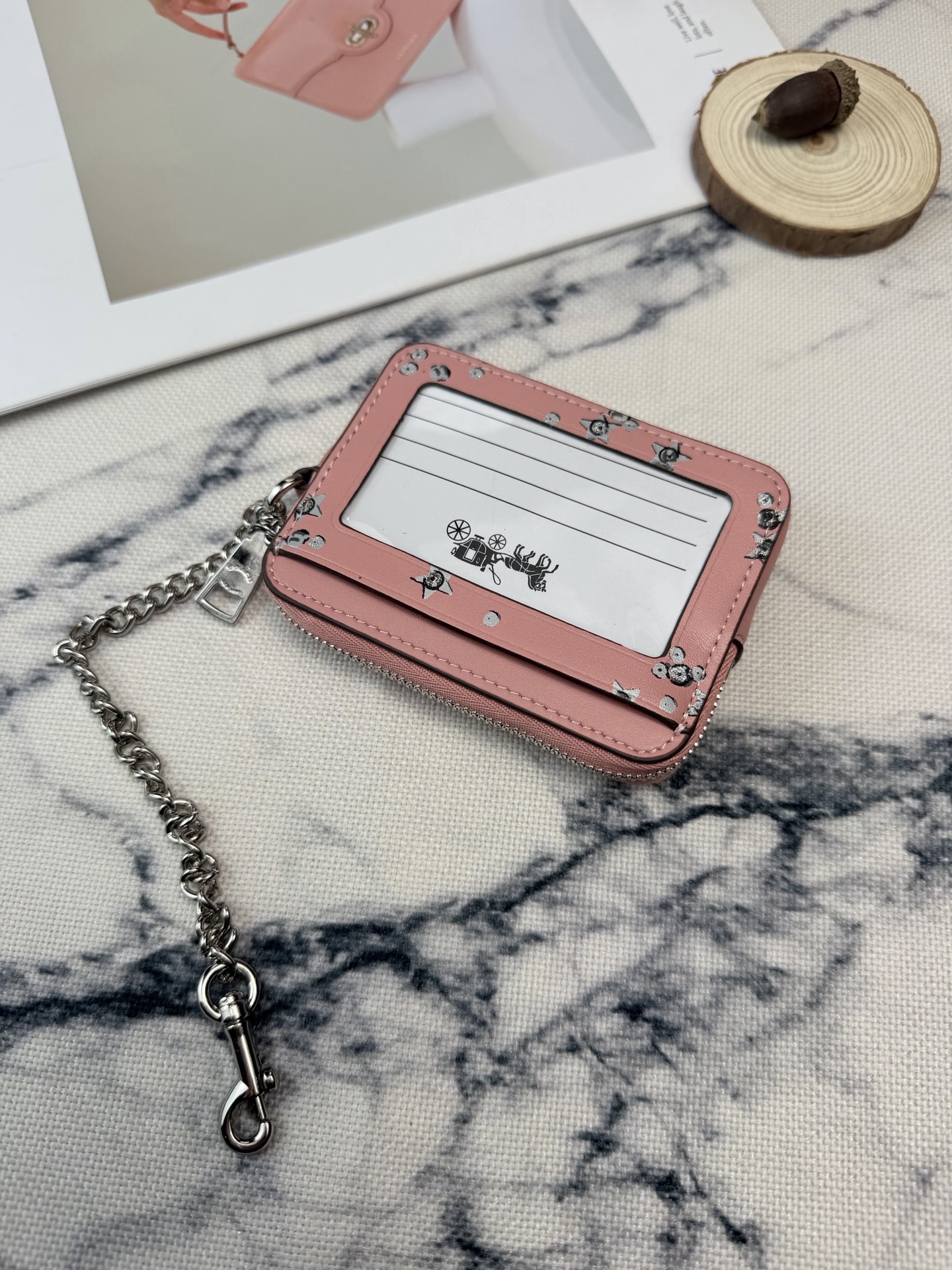 Coach 星星卡包CC026采用优质皮革 手感细腻耐用 正面有品牌标志和卡通印花超有趣又可爱