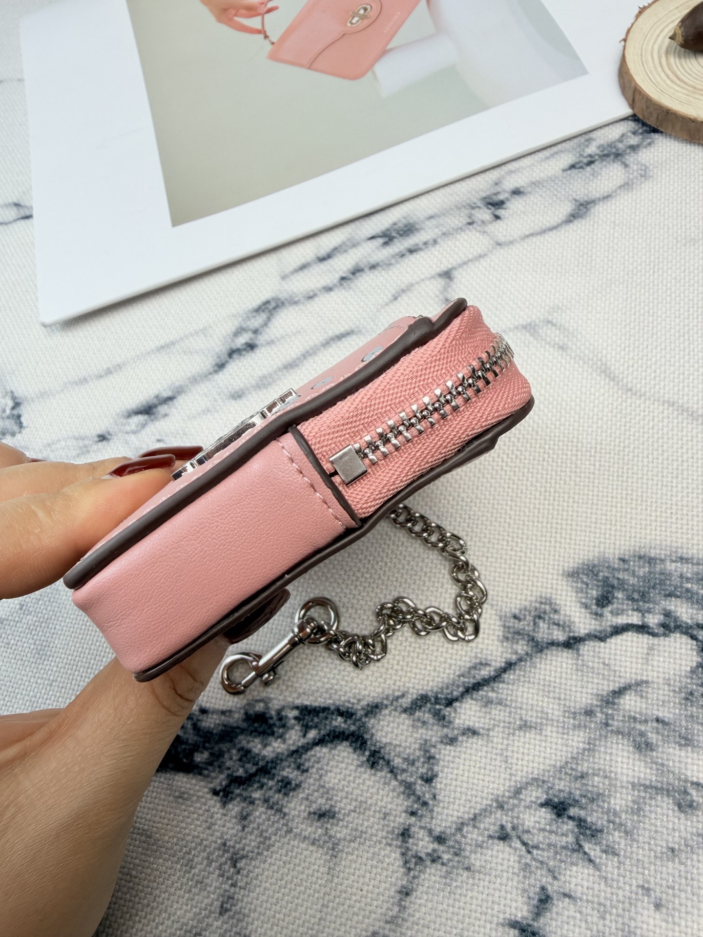 Coach 星星卡包CC026采用优质皮革 手感细腻耐用 正面有品牌标志和卡通印花超有趣又可爱