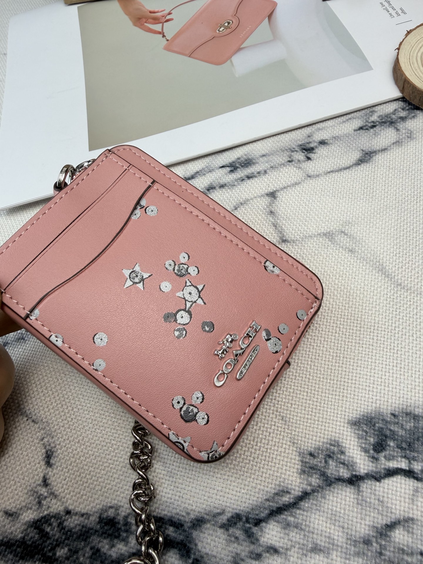 Coach 星星卡包CC026采用优质皮革 手感细腻耐用 正面有品牌标志和卡通印花超有趣又可爱