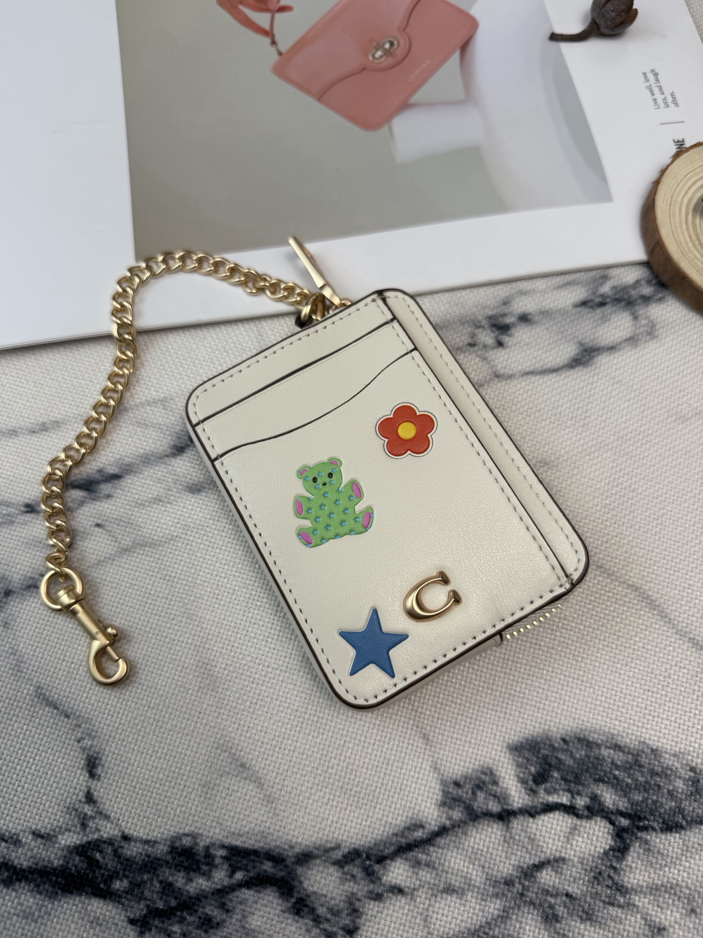 Coach 简约又童趣 正面有绿色小熊、红花、蓝星和COACH金属标志 超有辨识度 尺寸小巧