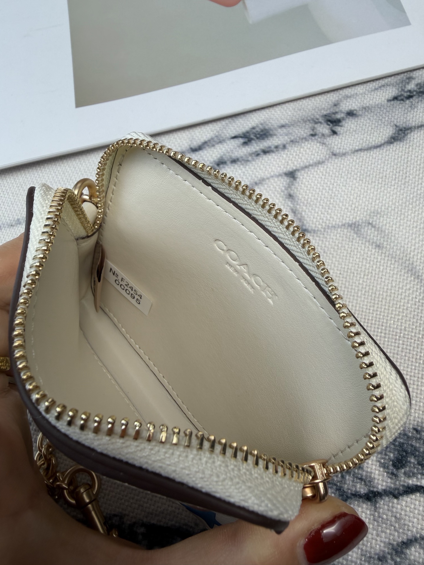 Coach 简约又童趣 正面有绿色小熊、红花、蓝星和COACH金属标志 超有辨识度 尺寸小巧