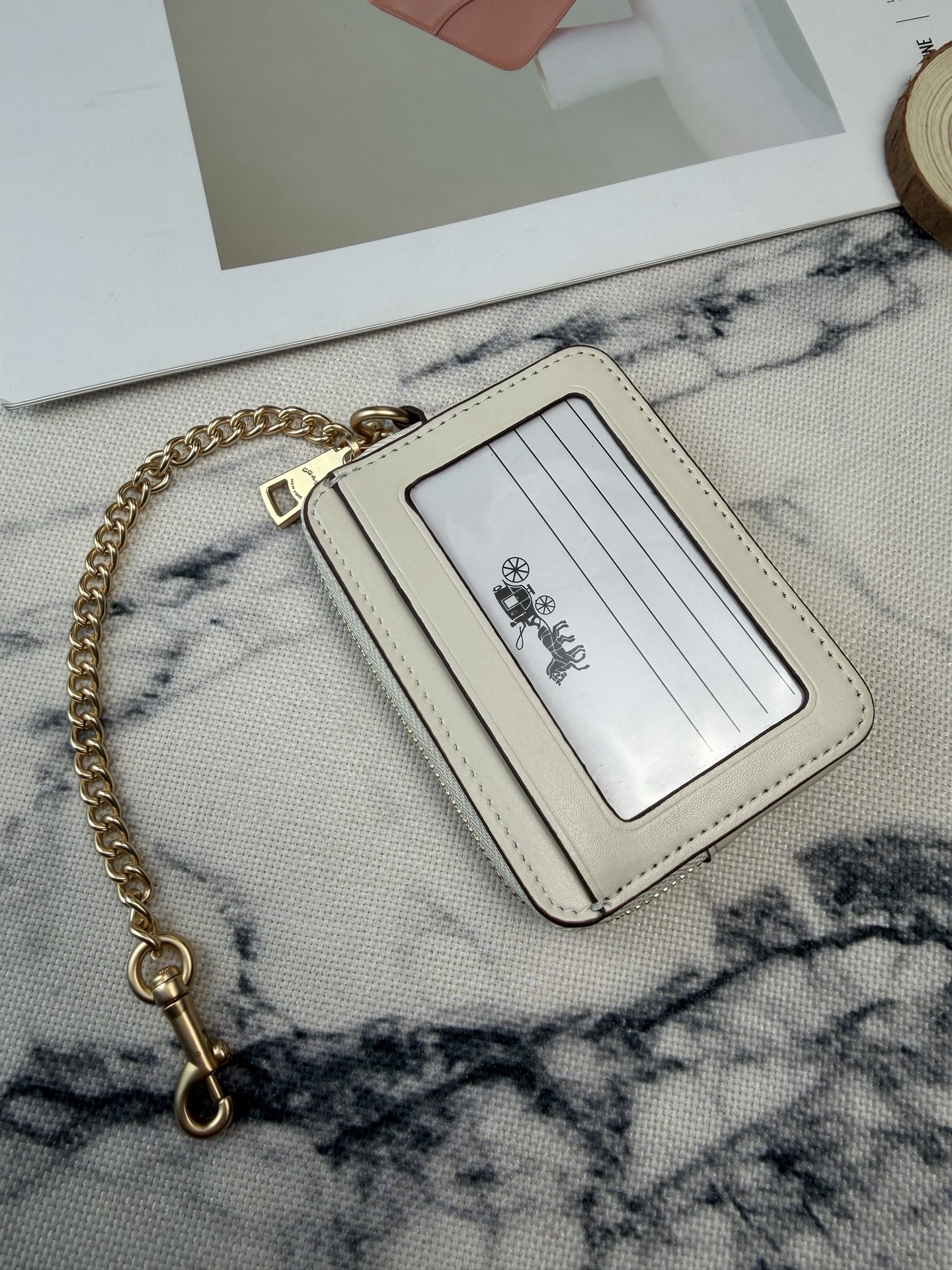 Coach 简约又童趣 正面有绿色小熊、红花、蓝星和COACH金属标志 超有辨识度 尺寸小巧
