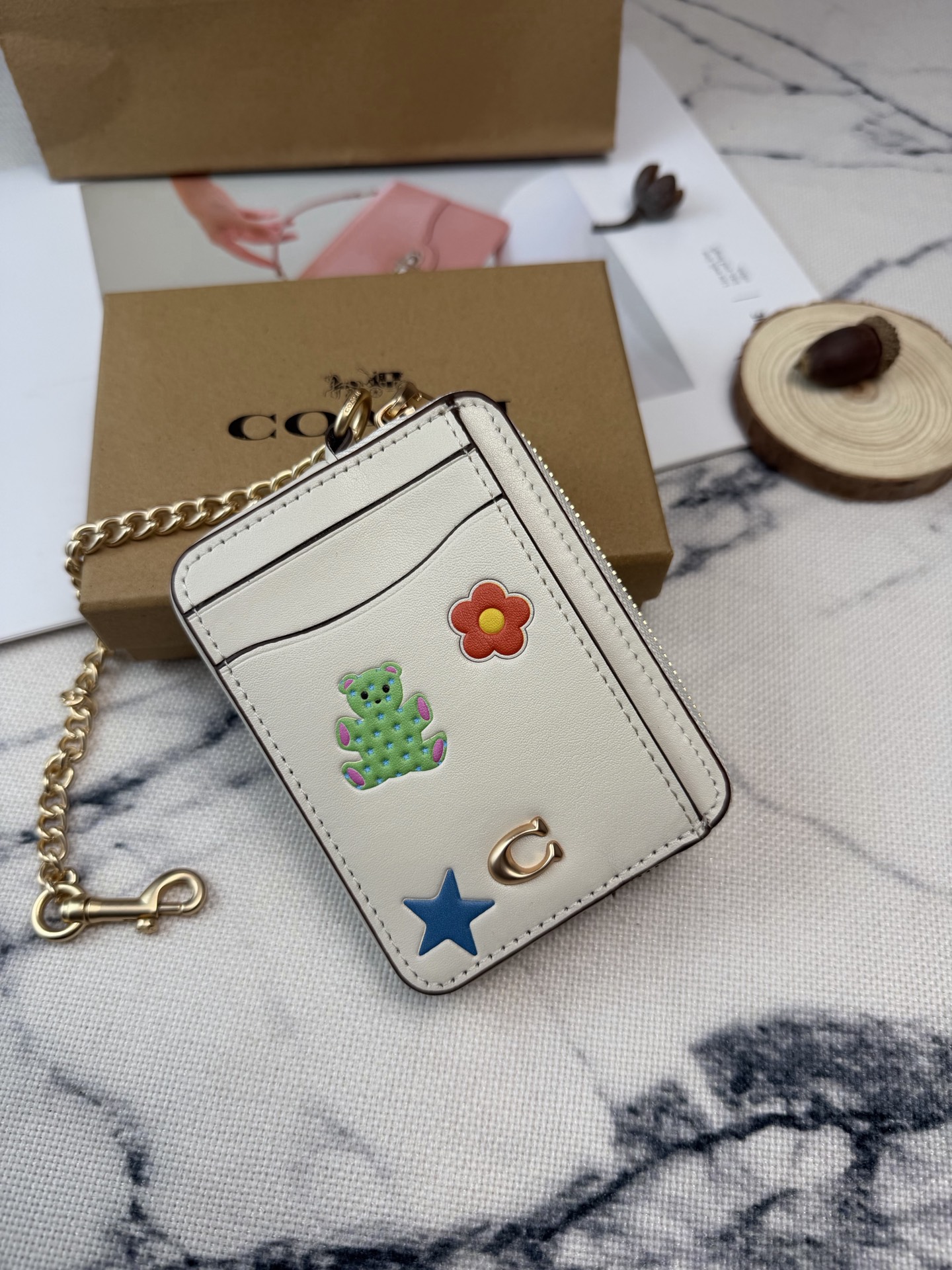 Coach 简约又童趣 正面有绿色小熊、红花、蓝星和COACH金属标志 超有辨识度 尺寸小巧