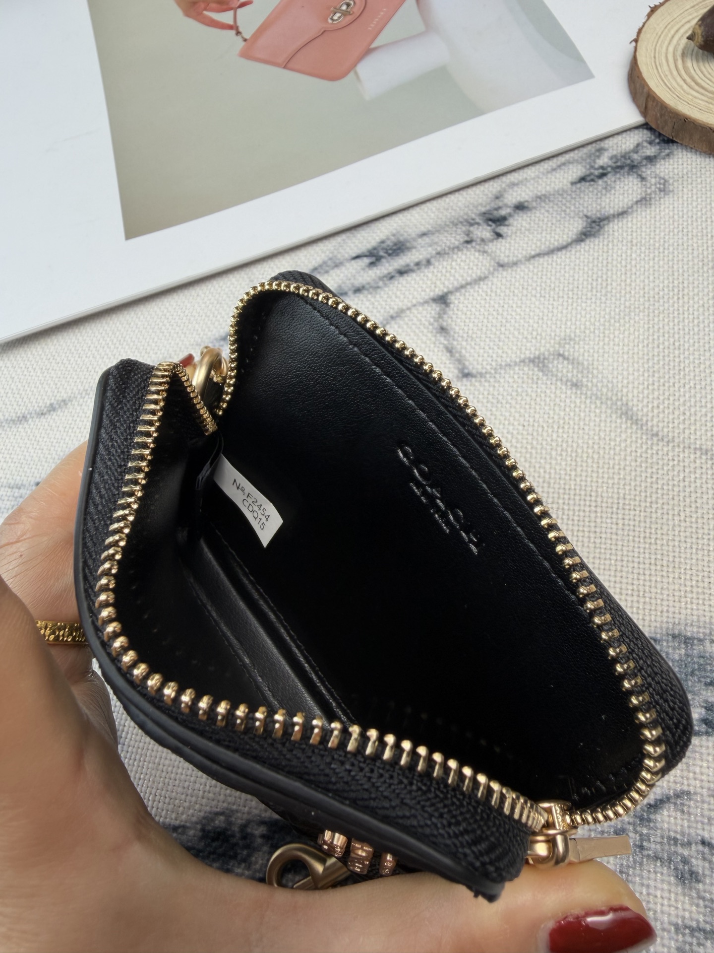 Coach Coach黑色链条卡包款号CDQ15采用颗粒纹压印花纹牛皮