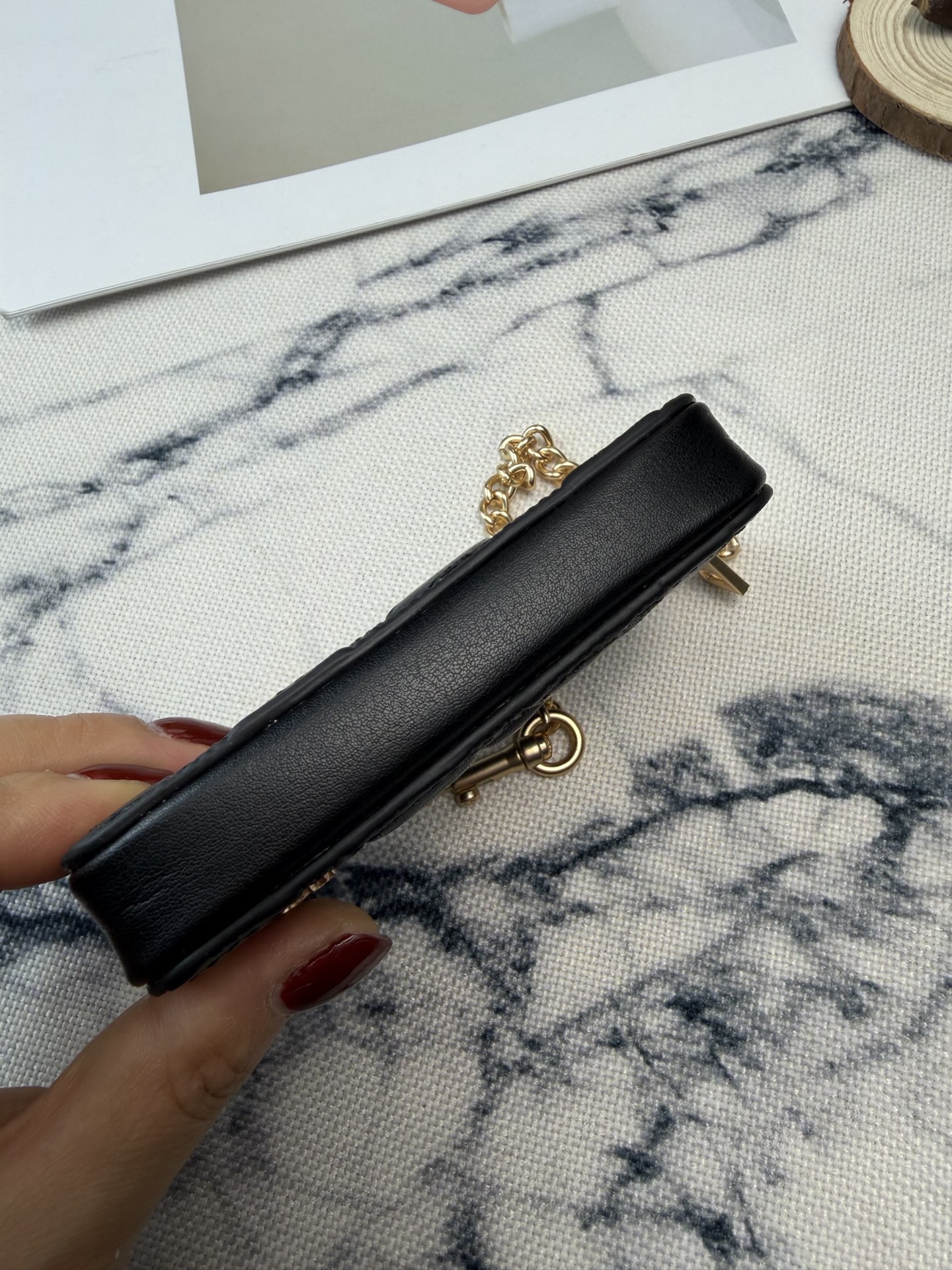 Coach Coach黑色链条卡包款号CDQ15采用颗粒纹压印花纹牛皮