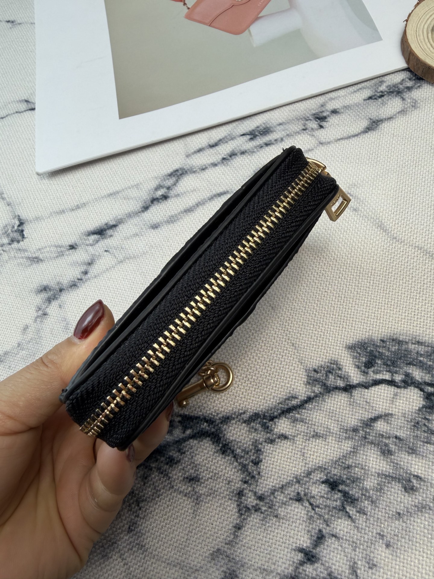 Coach Coach黑色链条卡包款号CDQ15采用颗粒纹压印花纹牛皮