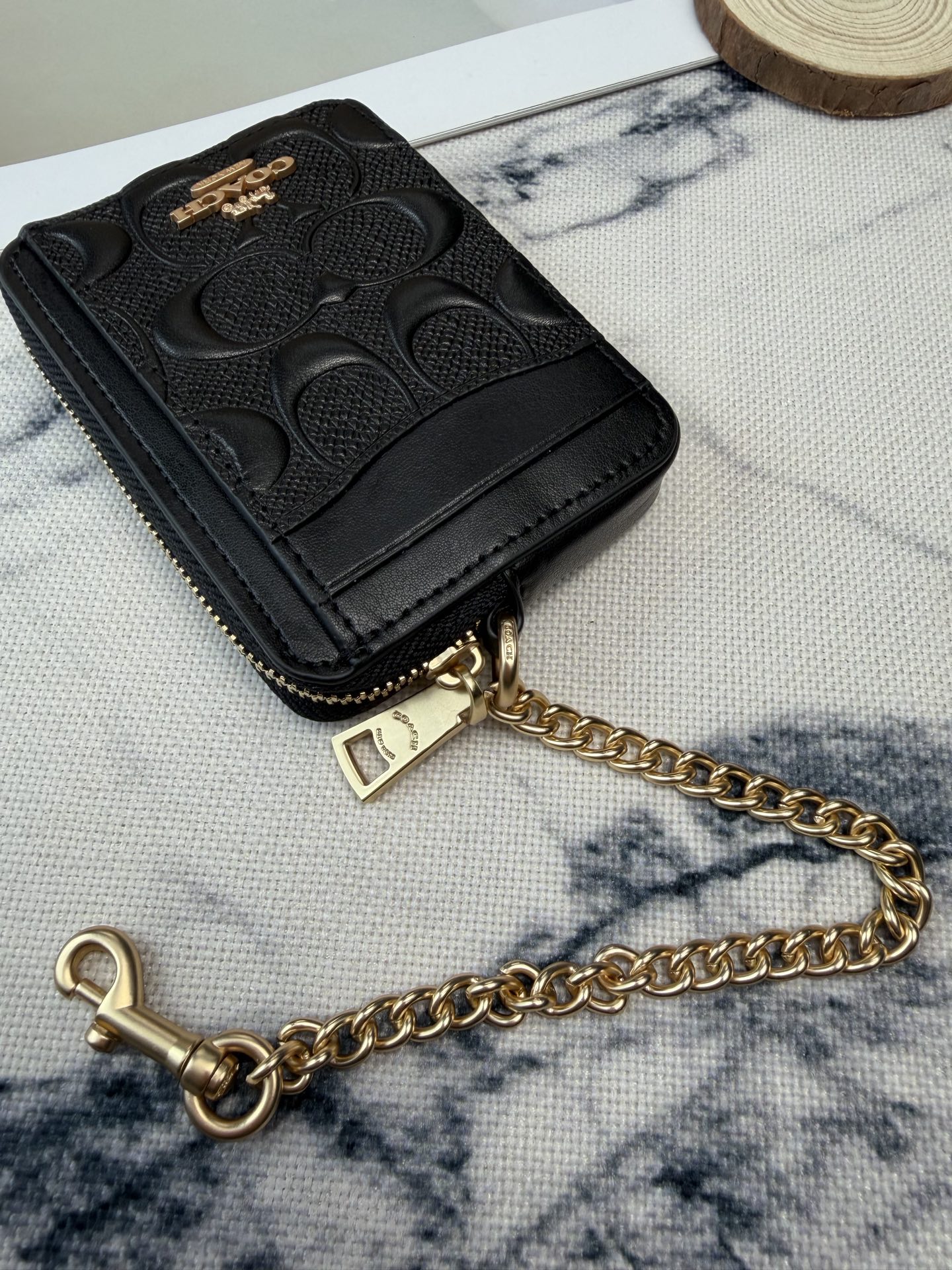 Coach Coach黑色链条卡包款号CDQ15采用颗粒纹压印花纹牛皮