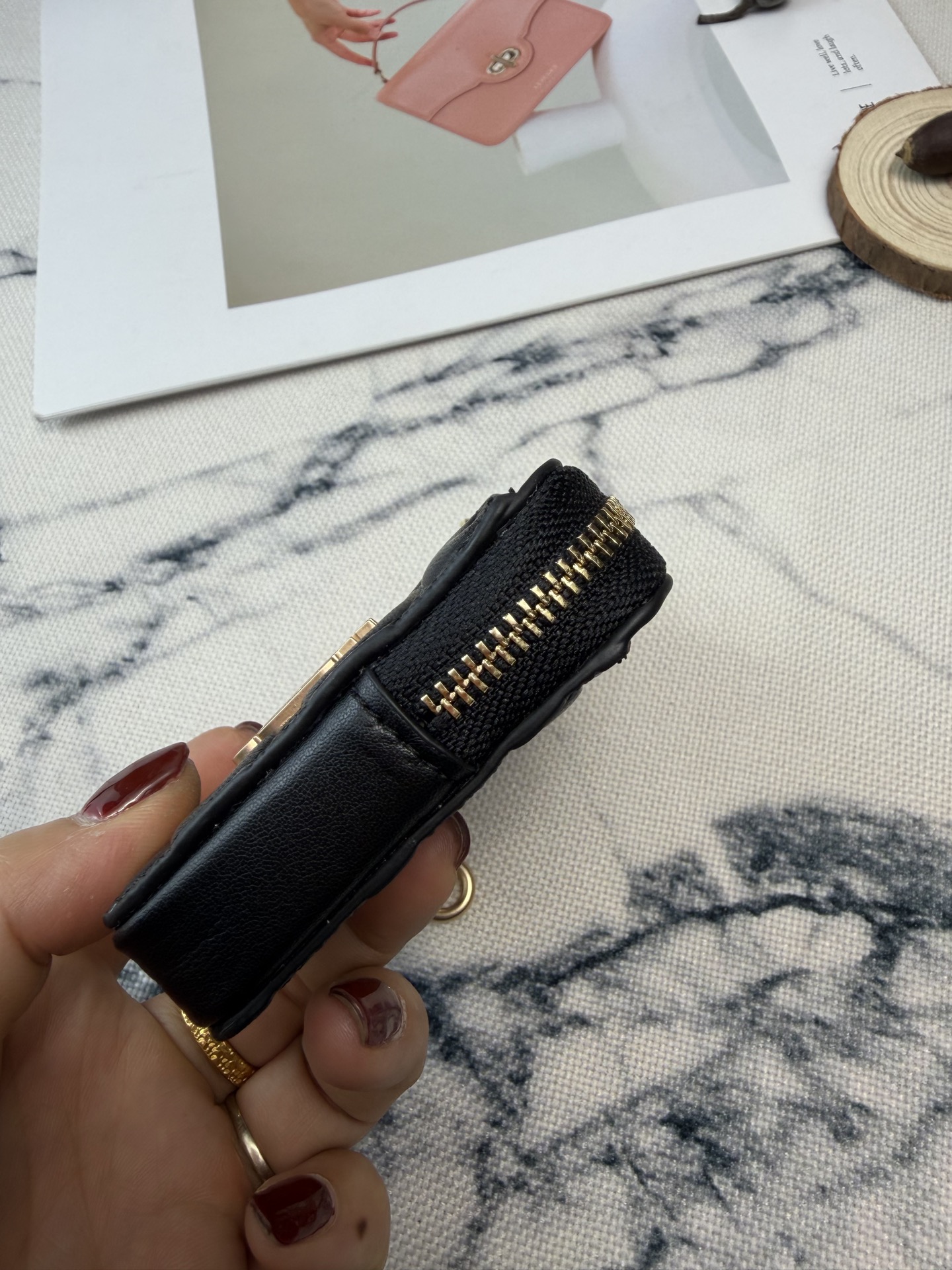 Coach Coach黑色链条卡包款号CDQ15采用颗粒纹压印花纹牛皮