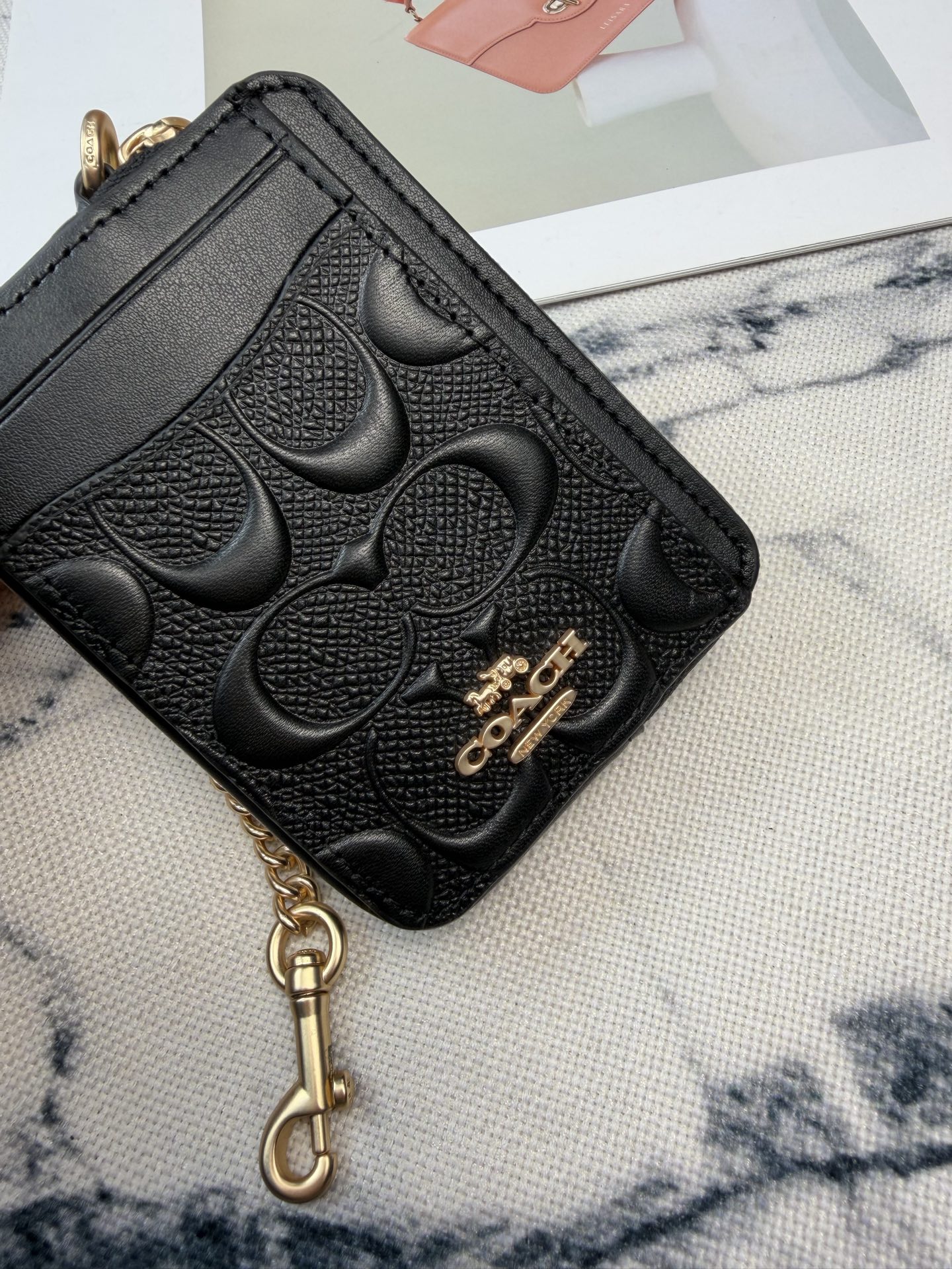 Coach Coach黑色链条卡包款号CDQ15采用颗粒纹压印花纹牛皮