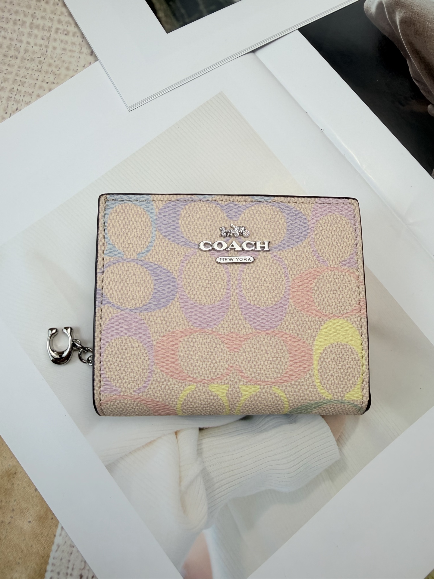 Coach COACH彩色马车CDD11零钱包 马车Logo+多彩印花女士短款拉链小钱包 链条 还带小c标点缀 卡位大钞阁拉链零钱包袋齐全 能装下五六张卡左右