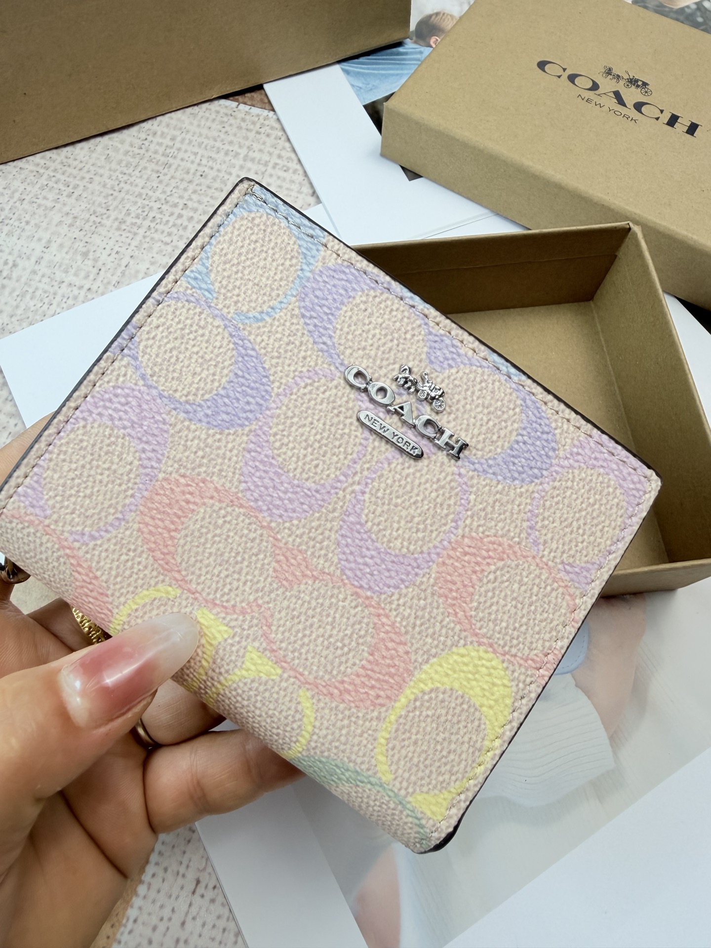 Coach COACH彩色马车CDD11零钱包 马车Logo+多彩印花女士短款拉链小钱包 链条 还带小c标点缀 卡位大钞阁拉链零钱包袋齐全 能装下五六张卡左右