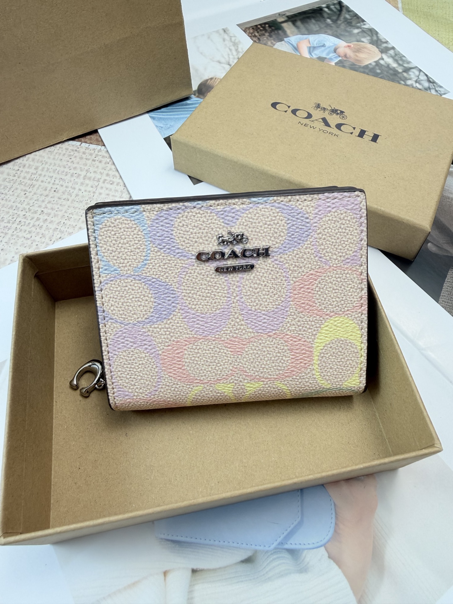 Coach COACH彩色马车CDD11零钱包 马车Logo+多彩印花女士短款拉链小钱包 链条 还带小c标点缀 卡位大钞阁拉链零钱包袋齐全 能装下五六张卡左右