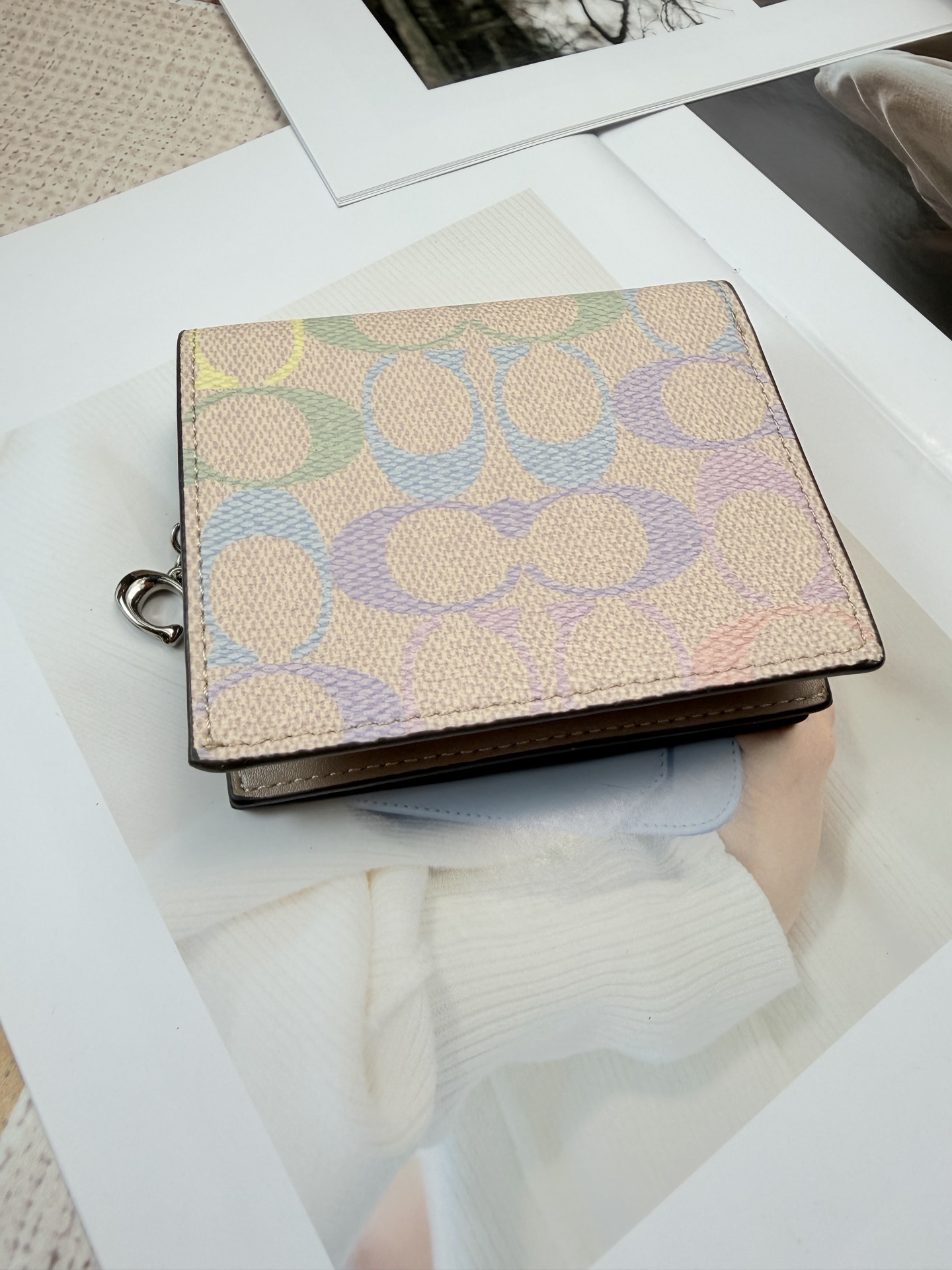 Coach COACH彩色马车CDD11零钱包 马车Logo+多彩印花女士短款拉链小钱包 链条 还带小c标点缀 卡位大钞阁拉链零钱包袋齐全 能装下五六张卡左右