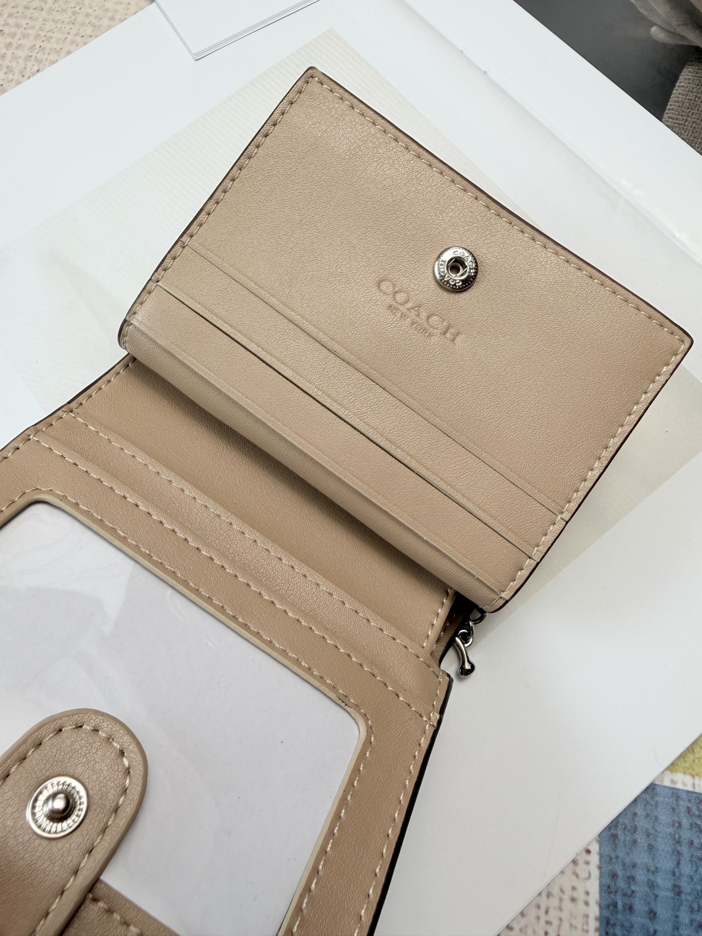 Coach COACH彩色马车CDD11零钱包 马车Logo+多彩印花女士短款拉链小钱包 链条 还带小c标点缀 卡位大钞阁拉链零钱包袋齐全 能装下五六张卡左右