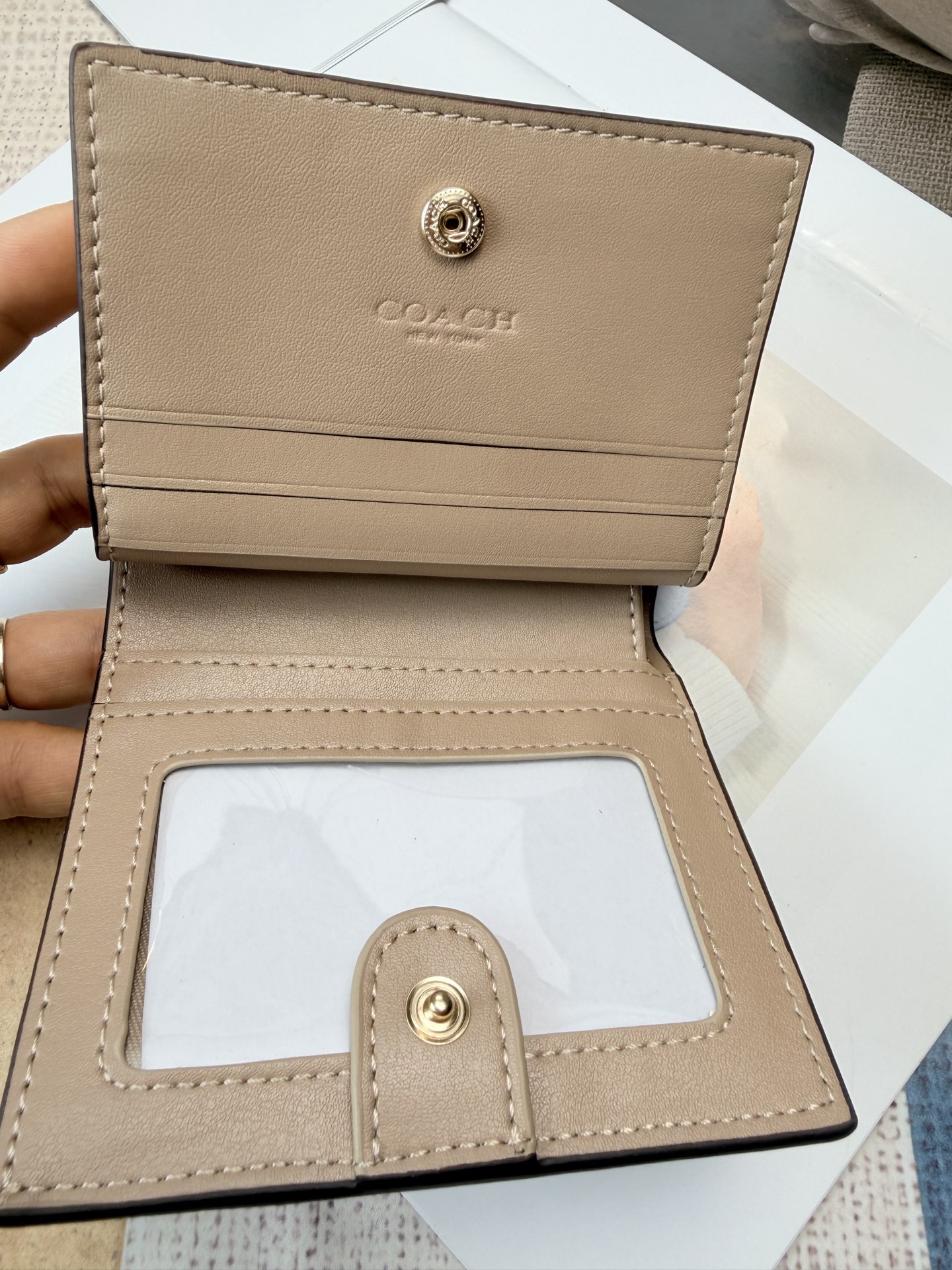 Coach COACH蜗牛 彩印C9913老花女士短款拉链小钱包 链条 还带小c标点缀 卡位大钞阁拉链零钱包袋齐全 能装下五六张卡左右