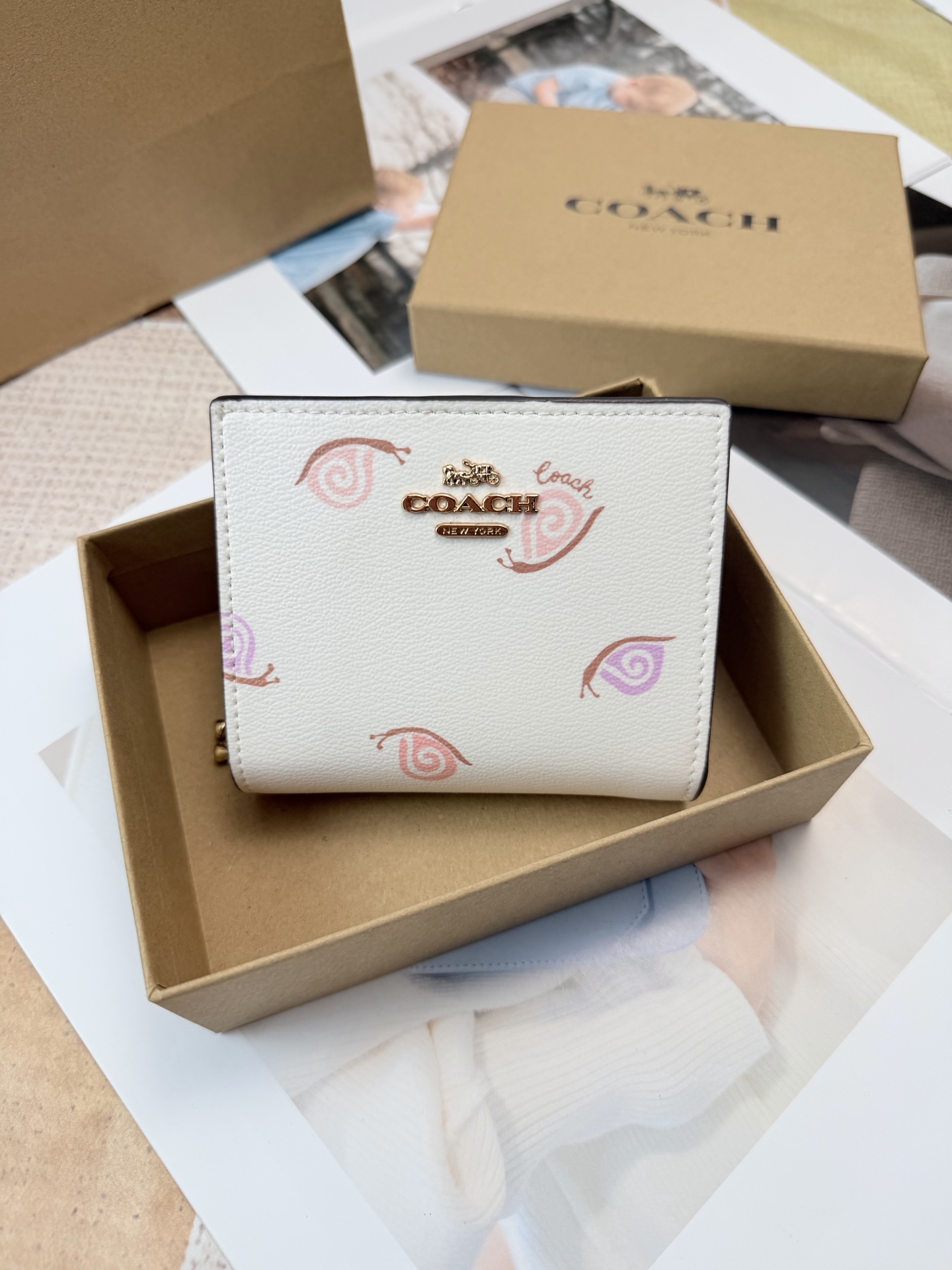 Coach COACH蜗牛 彩印C9913老花女士短款拉链小钱包 链条 还带小c标点缀 卡位大钞阁拉链零钱包袋齐全 能装下五六张卡左右