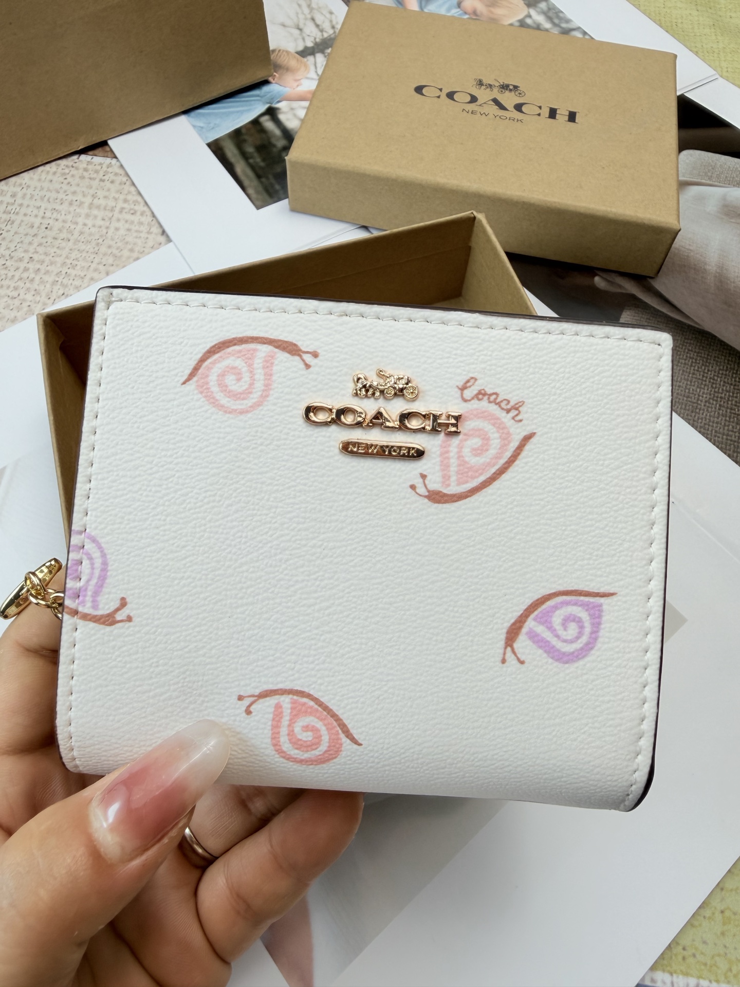 Coach COACH蜗牛 彩印C9913老花女士短款拉链小钱包 链条 还带小c标点缀 卡位大钞阁拉链零钱包袋齐全 能装下五六张卡左右