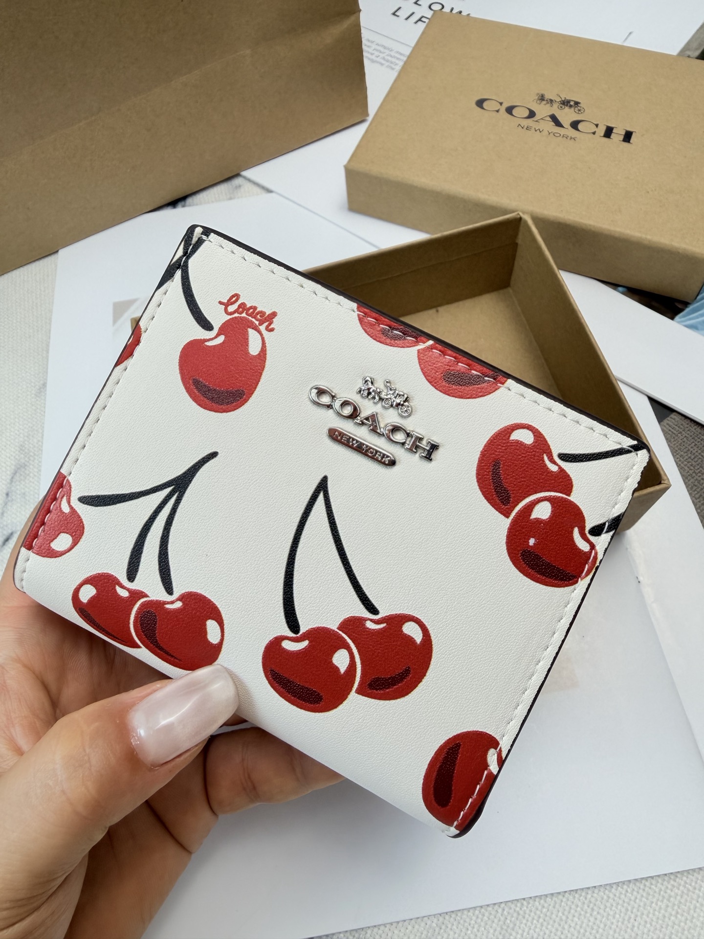 Coach 采用优质皮革 搭配 樱桃图案 春日氛围感满满 链条 还带小樱桃 卡位大钞阁拉链零钱包袋齐全 能装下五六张卡左右
