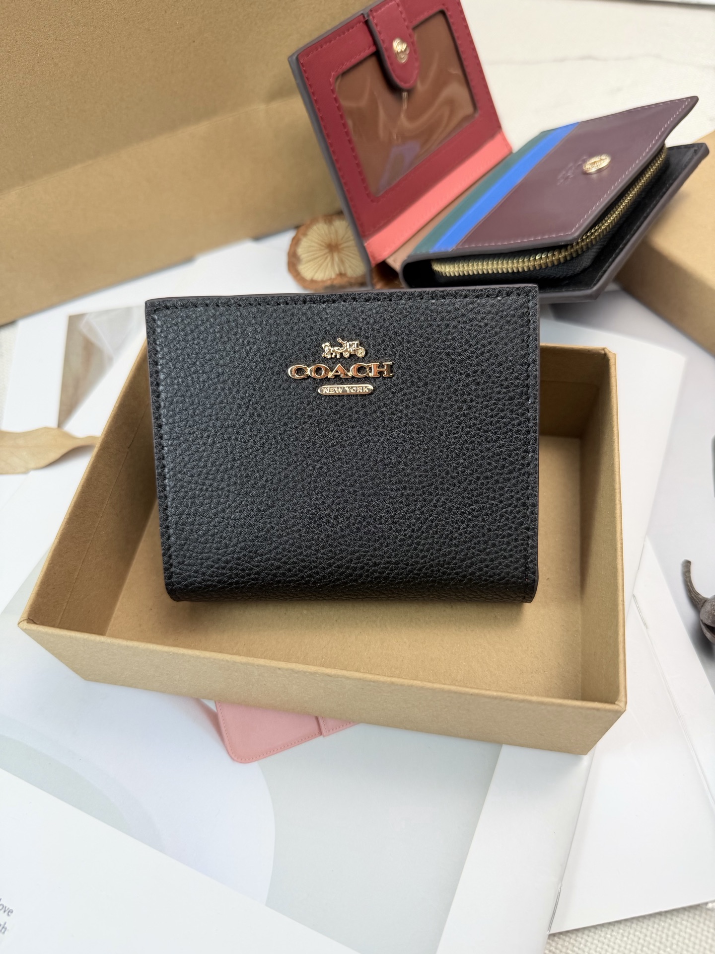 Coach Coach这款C7849黑色荔枝纹拼色彩虹 采用优质牛皮 手感细腻耐用 撞色设计