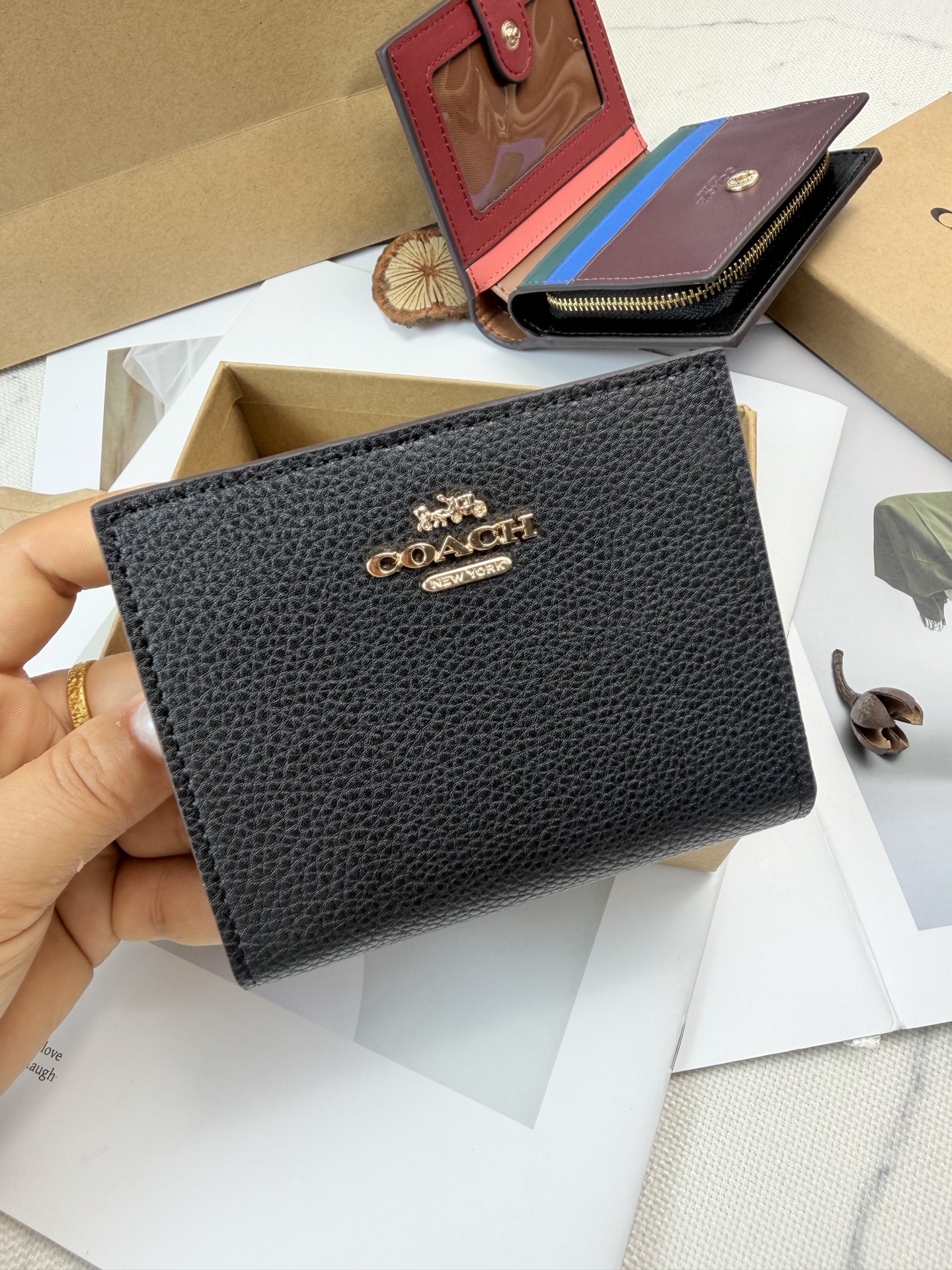 Coach Coach这款C7849黑色荔枝纹拼色彩虹 采用优质牛皮 手感细腻耐用 撞色设计
